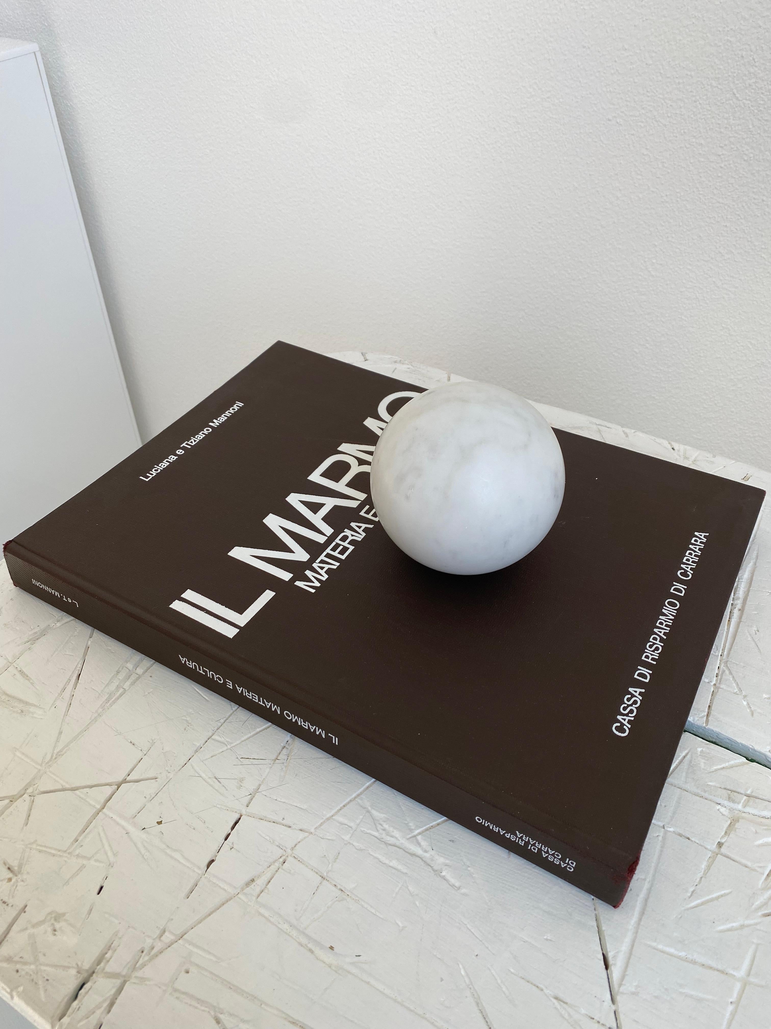Presse-papiers moyen fait à la main en forme de sphère en marbre de Carrare blanc satiné en vente 5