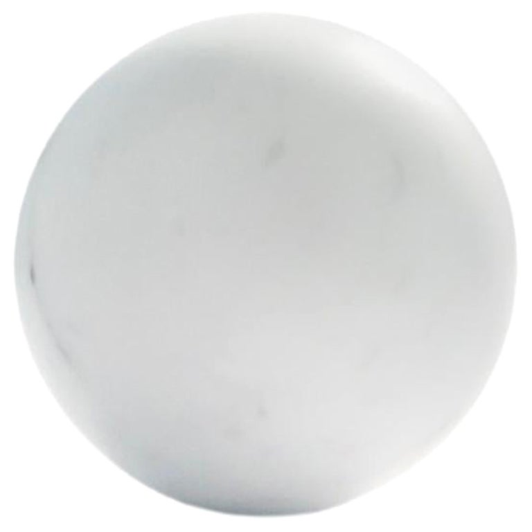 Fermacarte medio fatto a mano con forma di sfera in marmo bianco satinato di Carrara in vendita