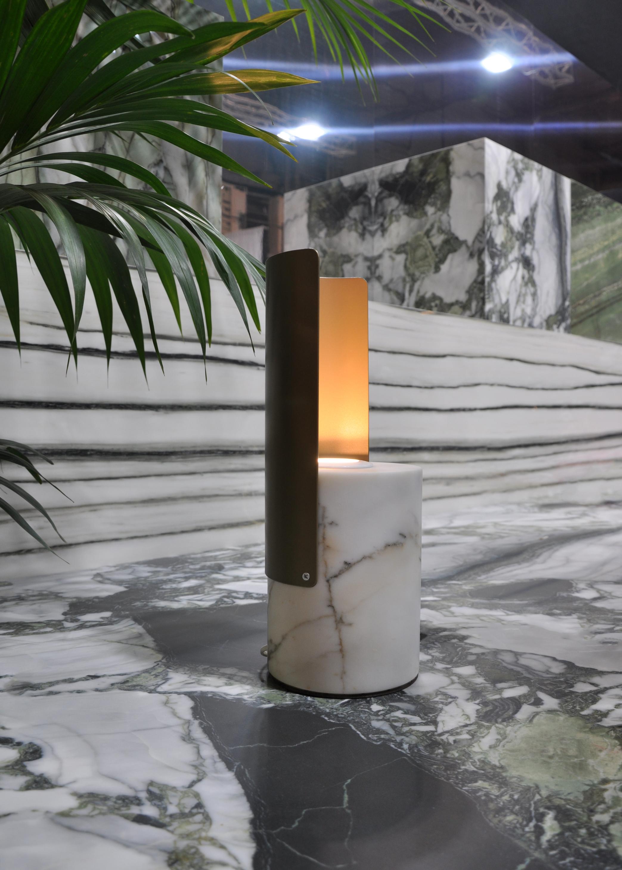 Medium table lamp in metal and in satin black Marquina or Paonazzo marble in collaboration with Dainelli Studio. 

Inspired by the world of sailing, a familiar theme in Versilia, where sea and mountain provide an endless array of sources of