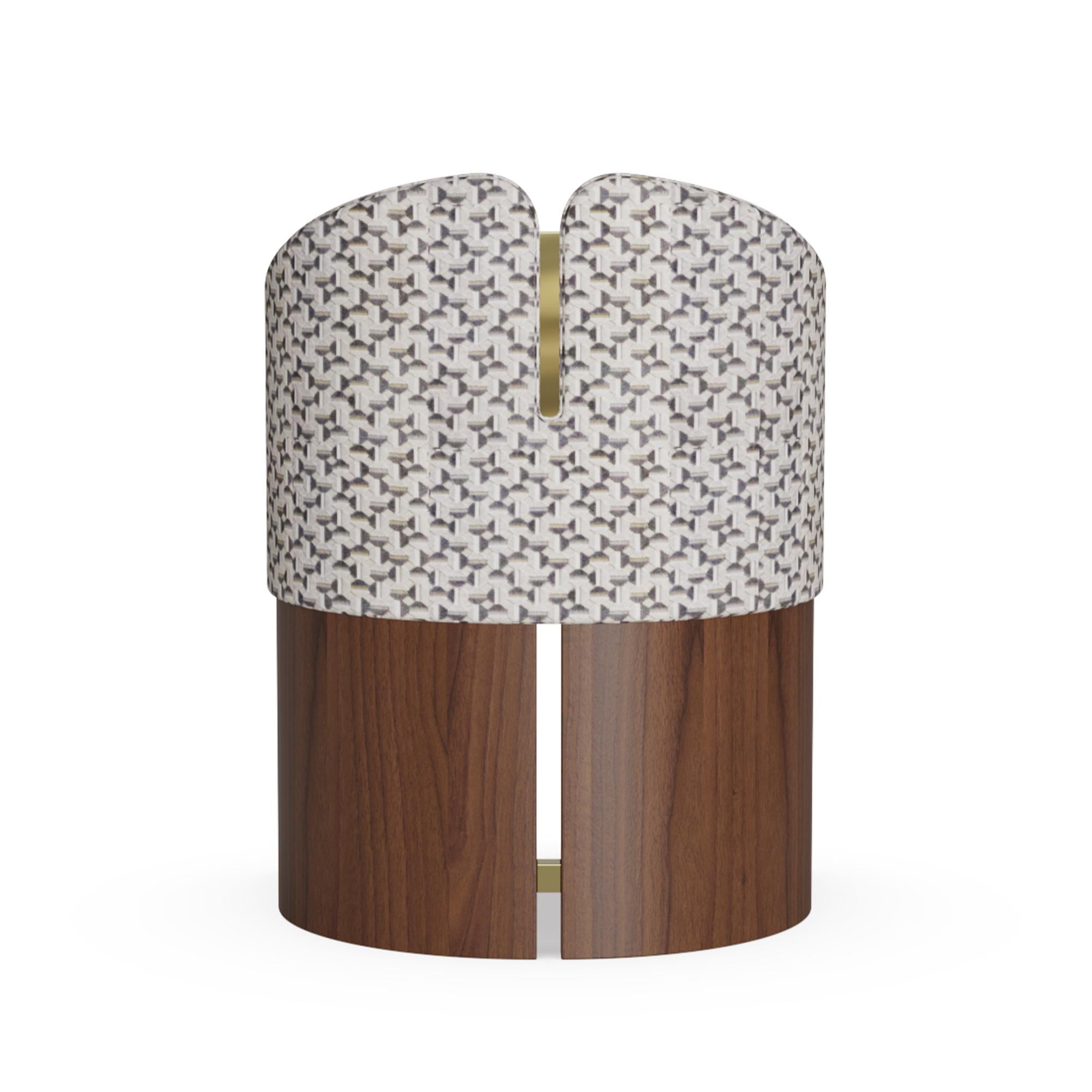 La sedia da pranzo Nolita Harbour Melli è un mix perfetto di design contemporaneo e comfort di lusso. Questa sedia da pranzo, realizzata con eleganza, ha una seduta morbida e rivestita in tessuto pregiato, che offre un'esperienza di seduta