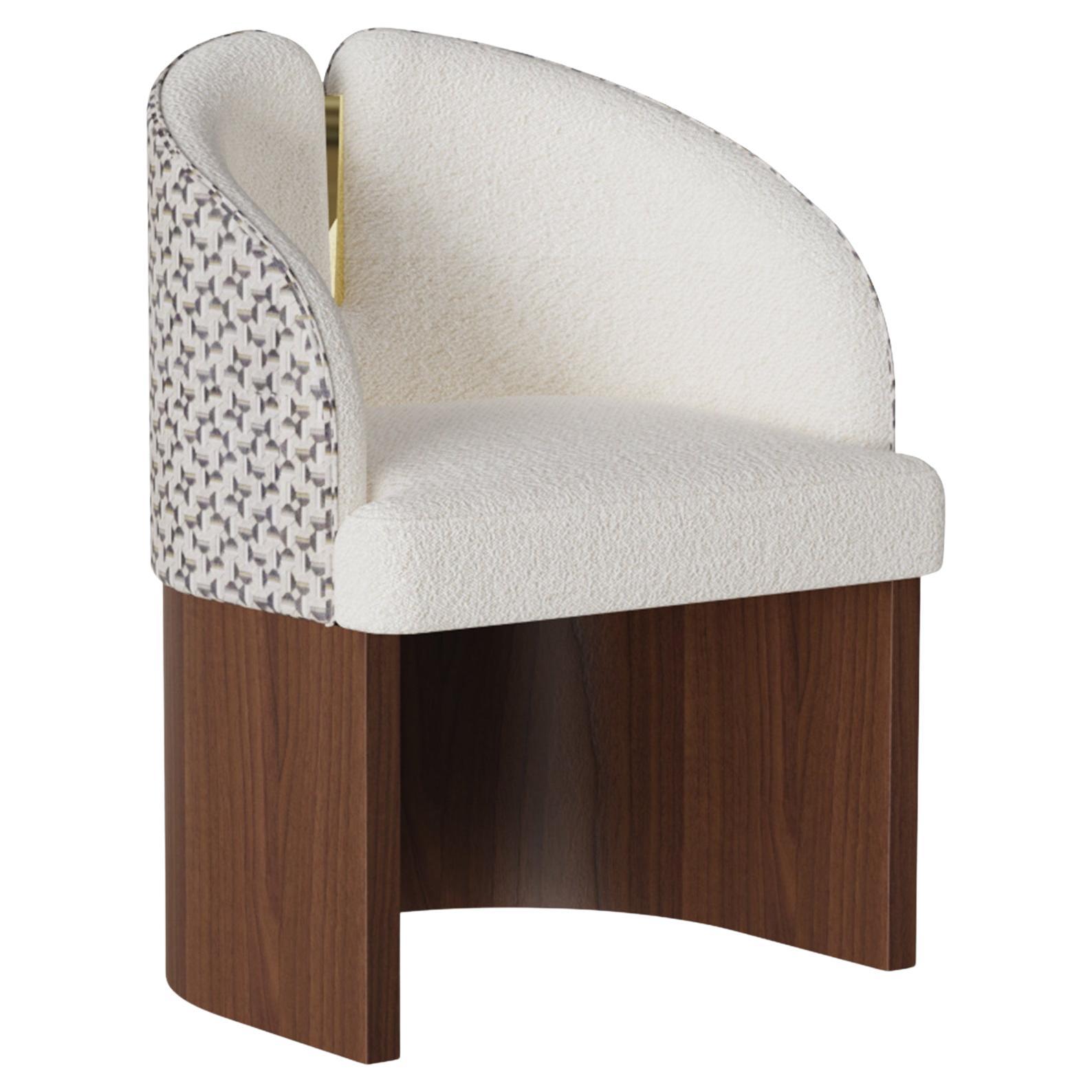 Chaise de salle à manger Melli en tissu de velours avec base en bois faite à la main par Nolita Harbour