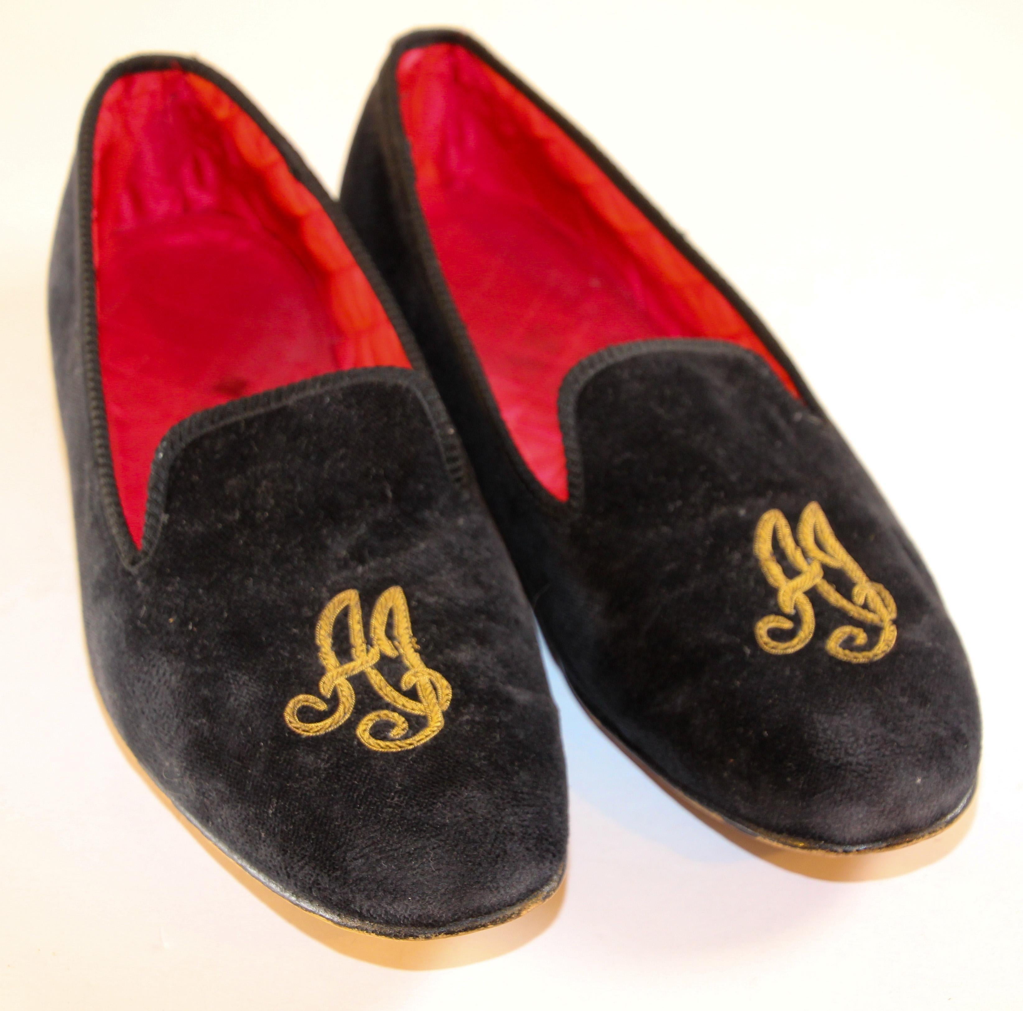 Men luxury hand-made, leather-soled velvet loafers, aristocratically hand embroidered with gold bullion thread.
Comfort, pedigree and luxury in a slip on.
Monogrammed slipon shoes for Men.
Men's black velvet and gold loafers.
Black velvet outers are