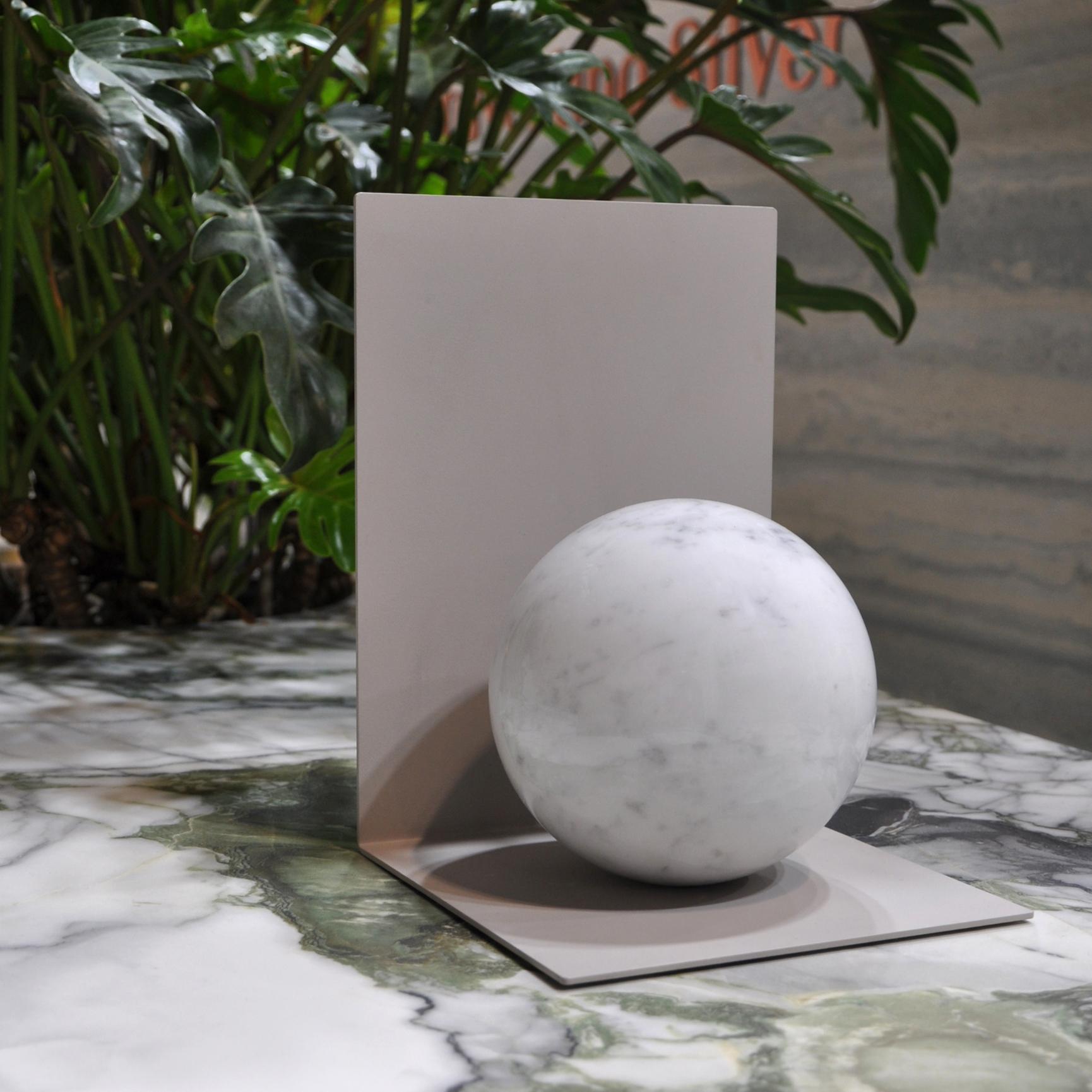 Metal bookend with sphere in white Carrara, black Marquina, Portoro or Paonazzo marble in collaboration with Anime Design. Each piece is in a way unique (every marble block is different in veins and shades) and handmade by Italian artisans