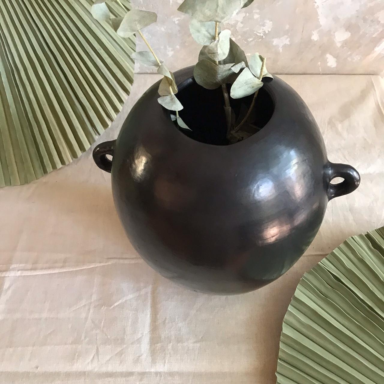 ‘Petunia’ handmade Mexican black clay pot vessel, San Bartolo Coyotepec, Oaxaca.