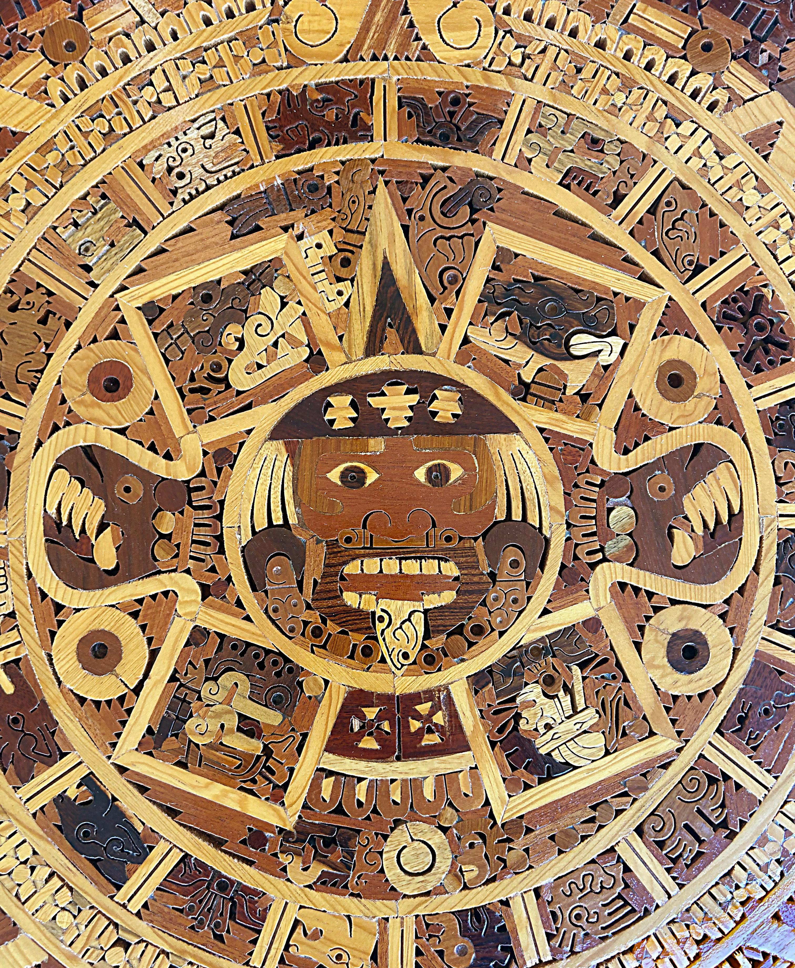 Handgefertigte mexikanische exotische Wood Aztec Kalender Wandskulptur- Nur eine verfügbar (Mexikanisch) im Angebot