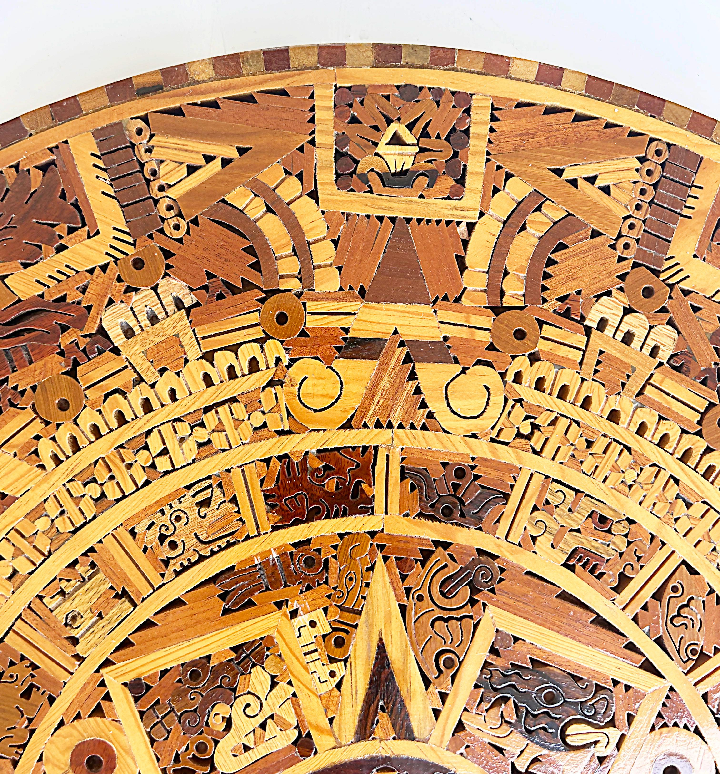 Handgefertigte mexikanische exotische Wood Aztec Kalender Wandskulptur- Nur eine verfügbar (Mosaik) im Angebot