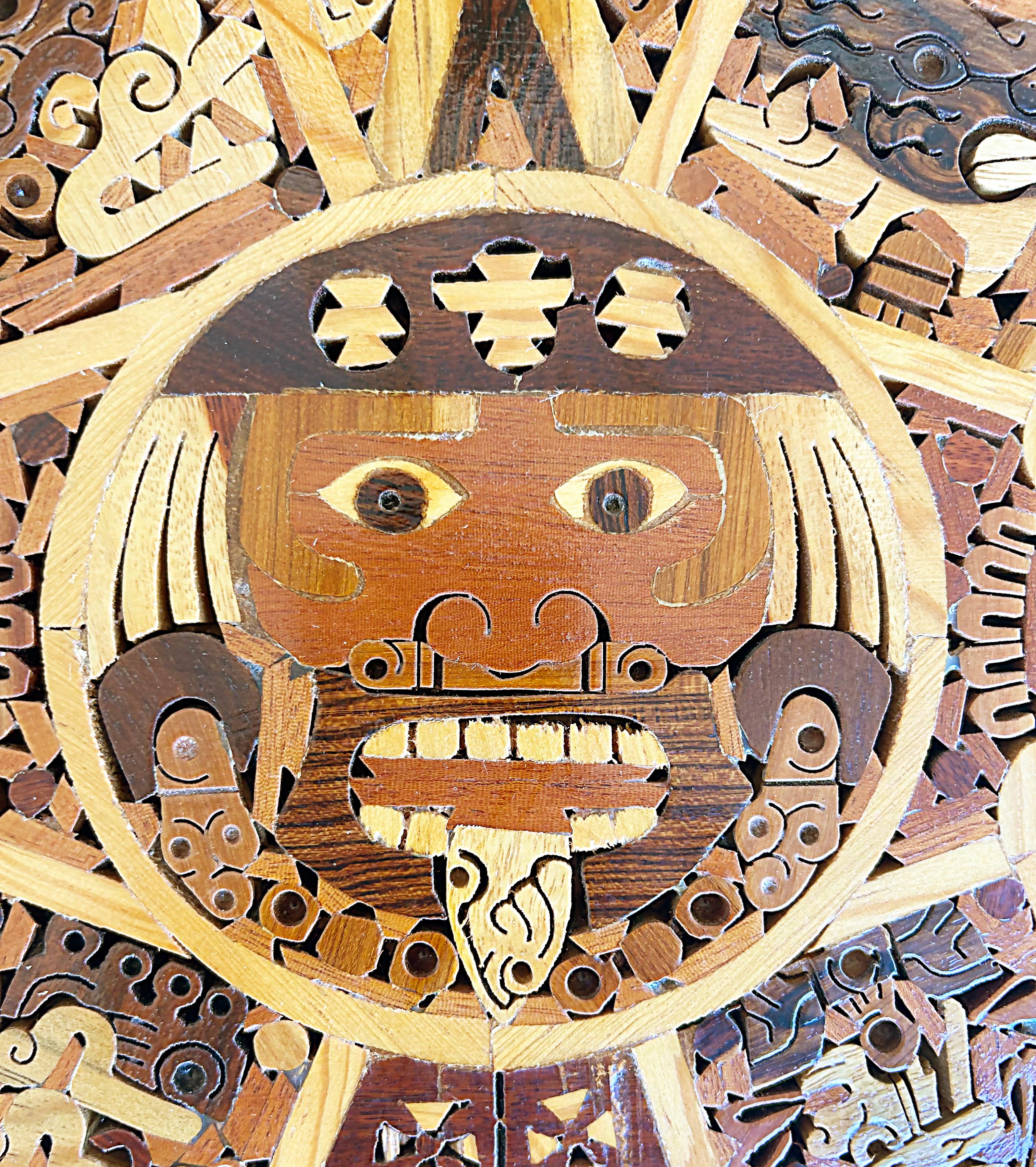 Handgefertigte mexikanische exotische Wood Aztec Kalender Wandskulptur- Nur eine verfügbar (20. Jahrhundert) im Angebot