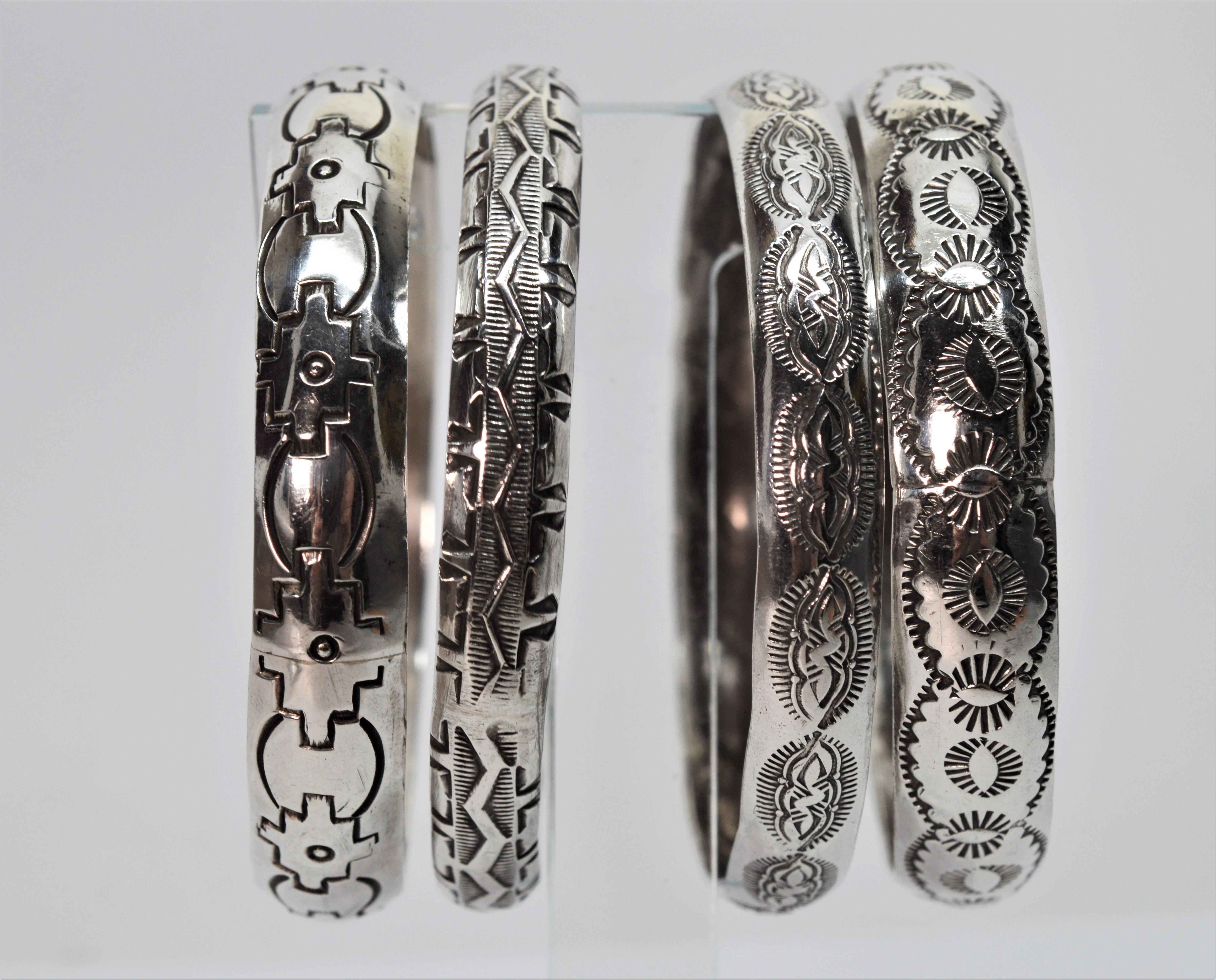 Für Liebhaber von handwerklichem Silber. Kombinieren Sie aus diesem großzügigen Set von vier eklektischen Armreifen aus 925er Sterlingsilber. Alle vier sich ergänzenden Armreifen haben einen Durchmesser von 2-1/2 bis 2-5/8 Zoll und sind mit