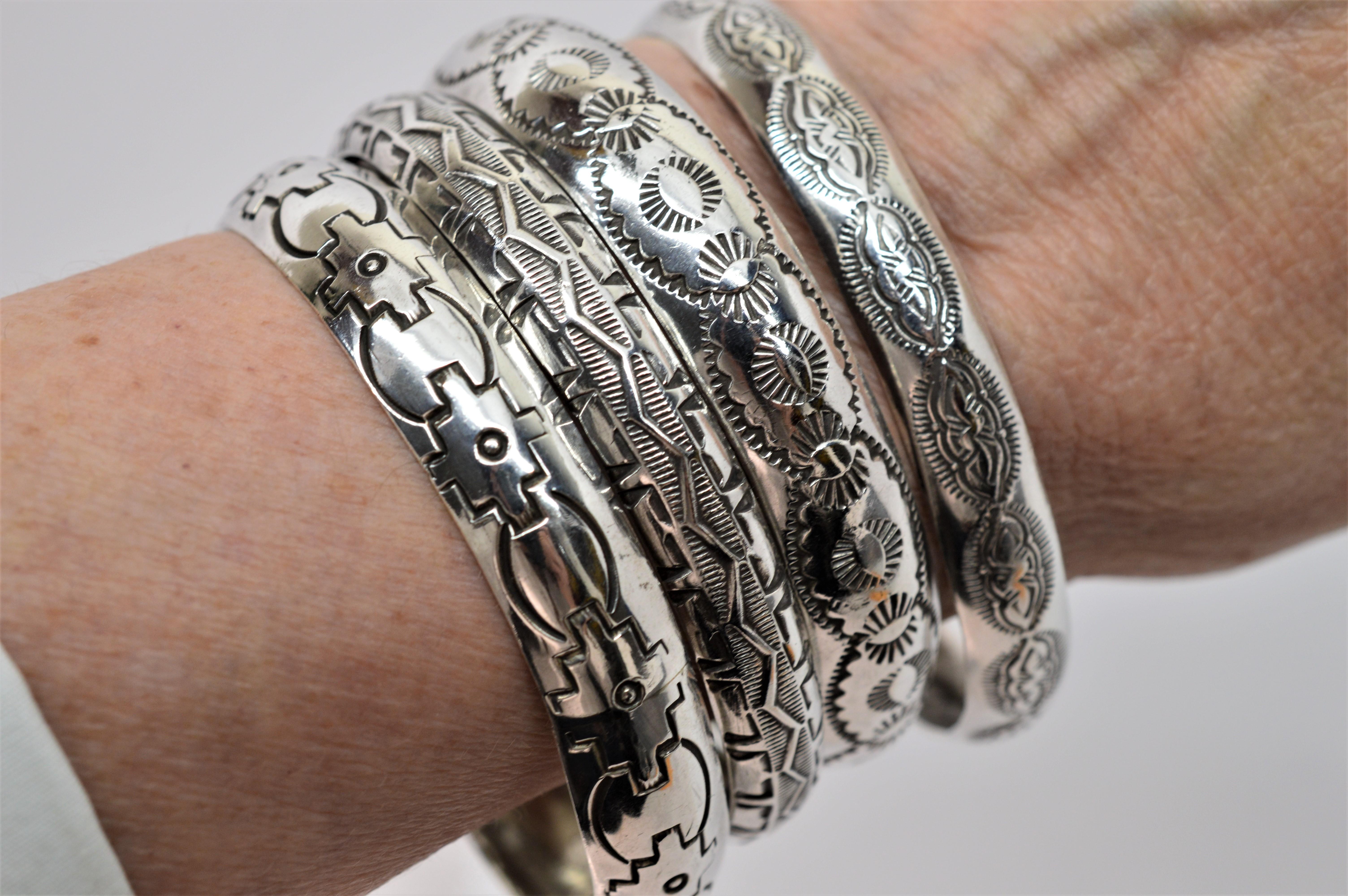 Handgefertigte mexikanische Sterling Silber Armbänder:: Vierer-Set im Zustand „Gut“ in Mount Kisco, NY