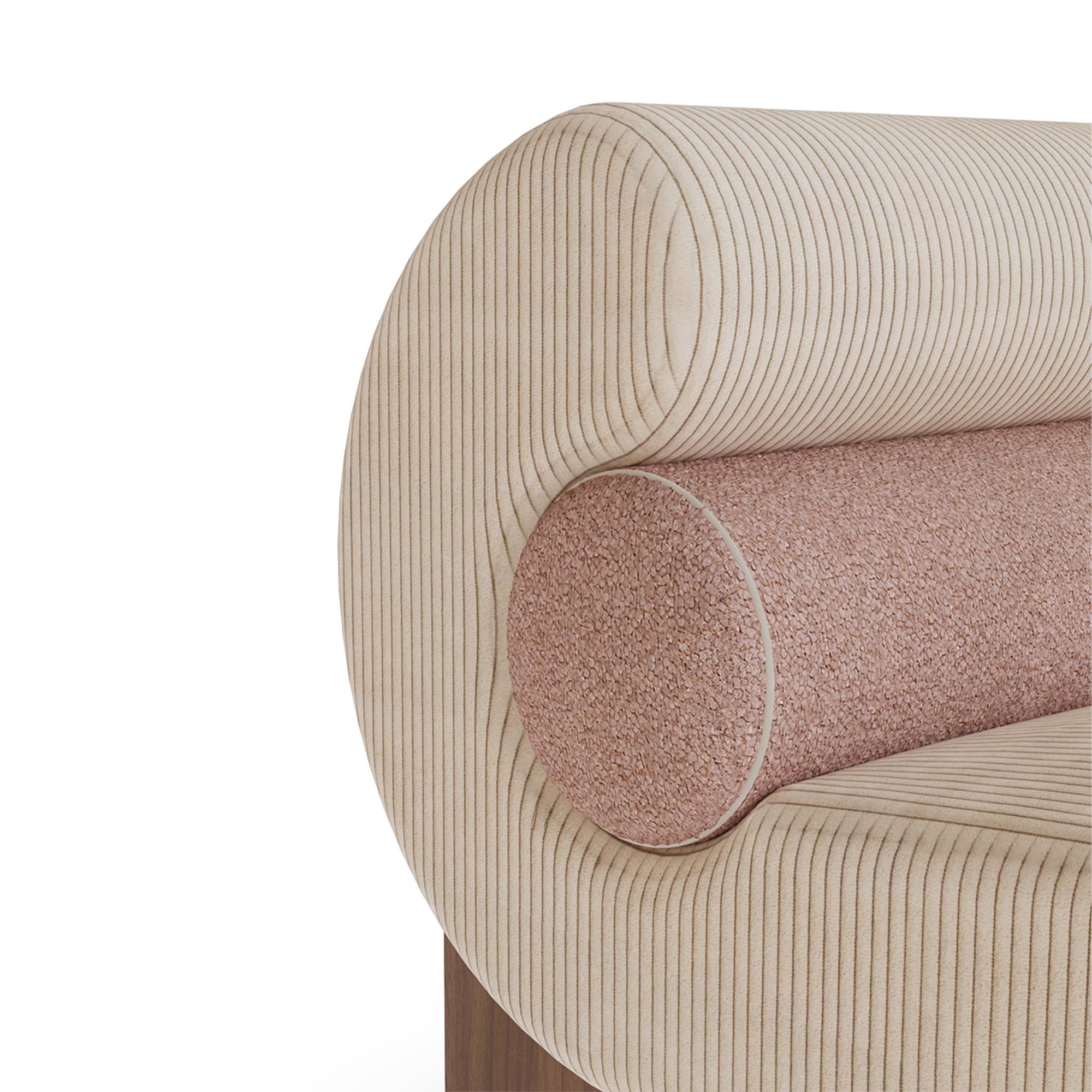 La Poltrona Mia di Nolita Harbour è un mix sofisticato di design contemporaneo e comfort assoluto. Questa poltrona di squisita fattura è caratterizzata da una struttura unica e da un'imbottitura che combina tessuto boucle e tessuto liscio.