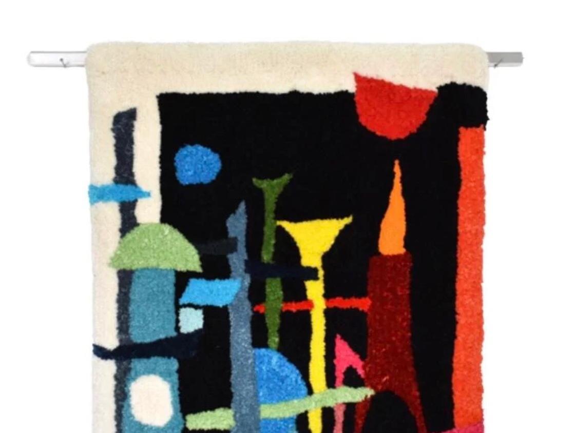 Spectaculaire suspension murale d'art textile en laine et coton, touffeté à la main, de forme libre et coloré, de style The Modern Scandinavian, Evelyn Ackerman. 

Une explosion de couleurs, de formes et de longueurs variées sont bordées de motifs