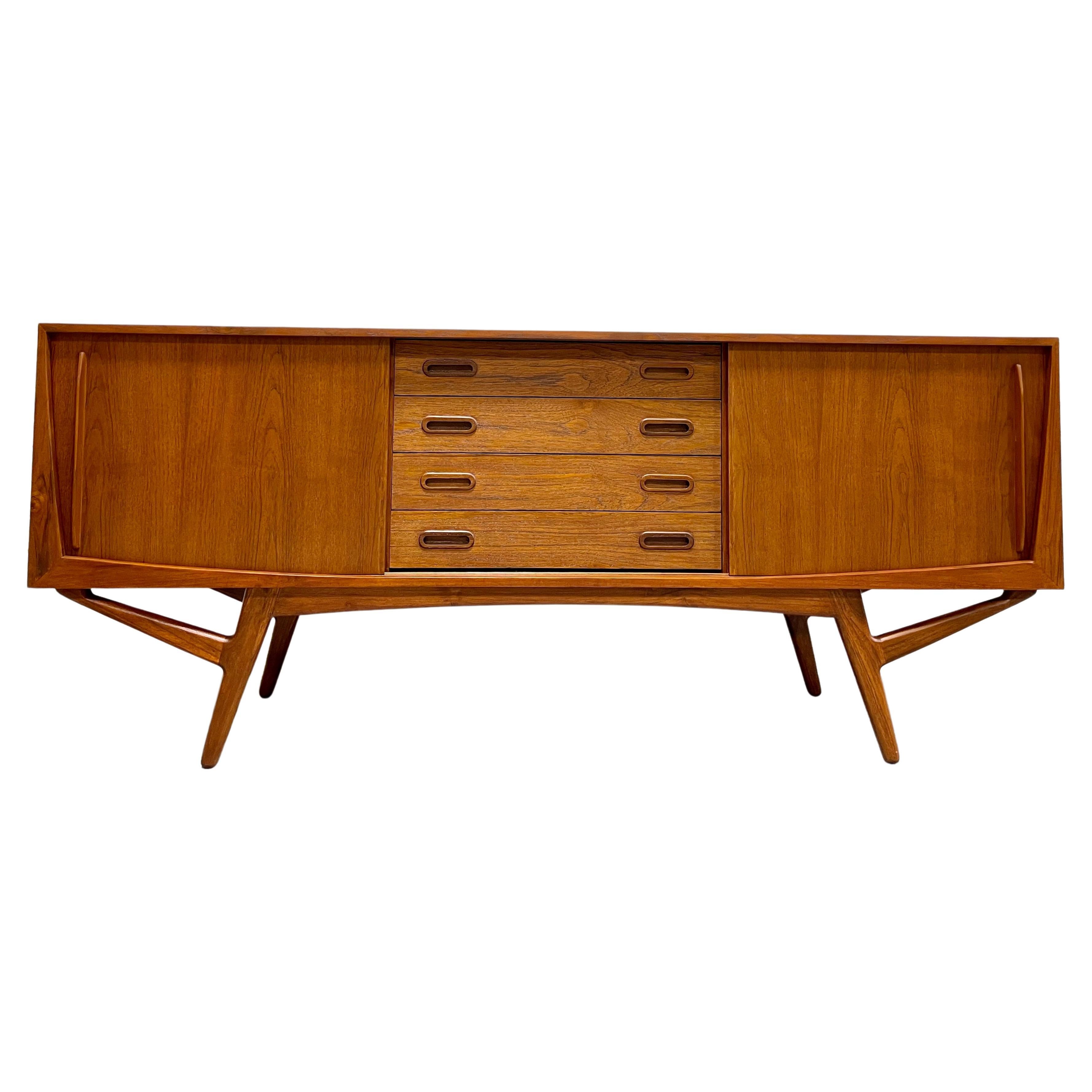 Handgefertigte Anrichte/Sideboard aus Teakholz im modernen Stil der Mitte des Jahrhunderts