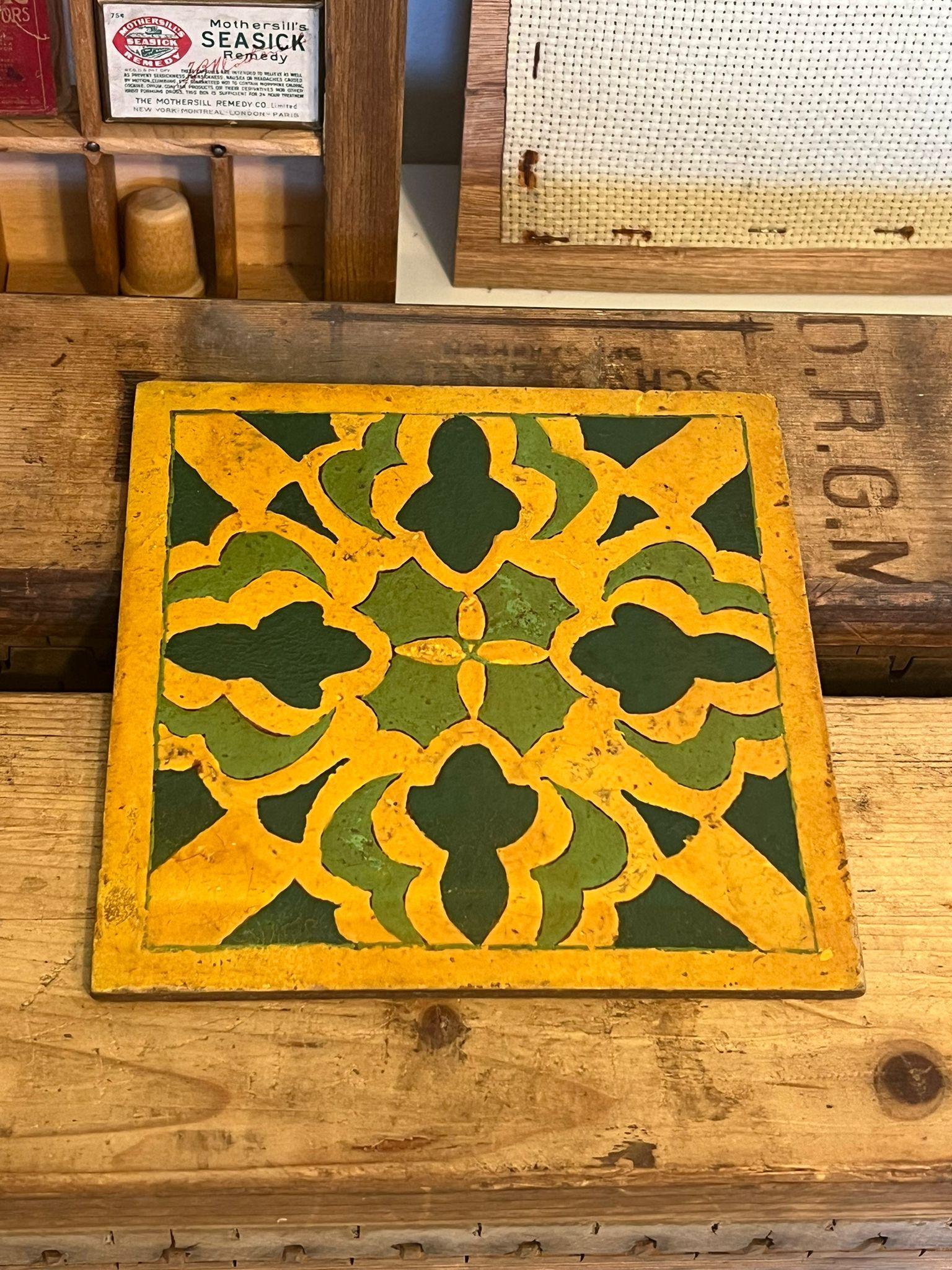 Patine sur toute la surface et aspect gaufré. Il ne s'agit pas de céramique, mais d'un matériau solide semblable à du papier. Carrelage MCM fait à la main. Vintage Condition Consistent with Age as Pictured. L'annonce ne concerne que l'article