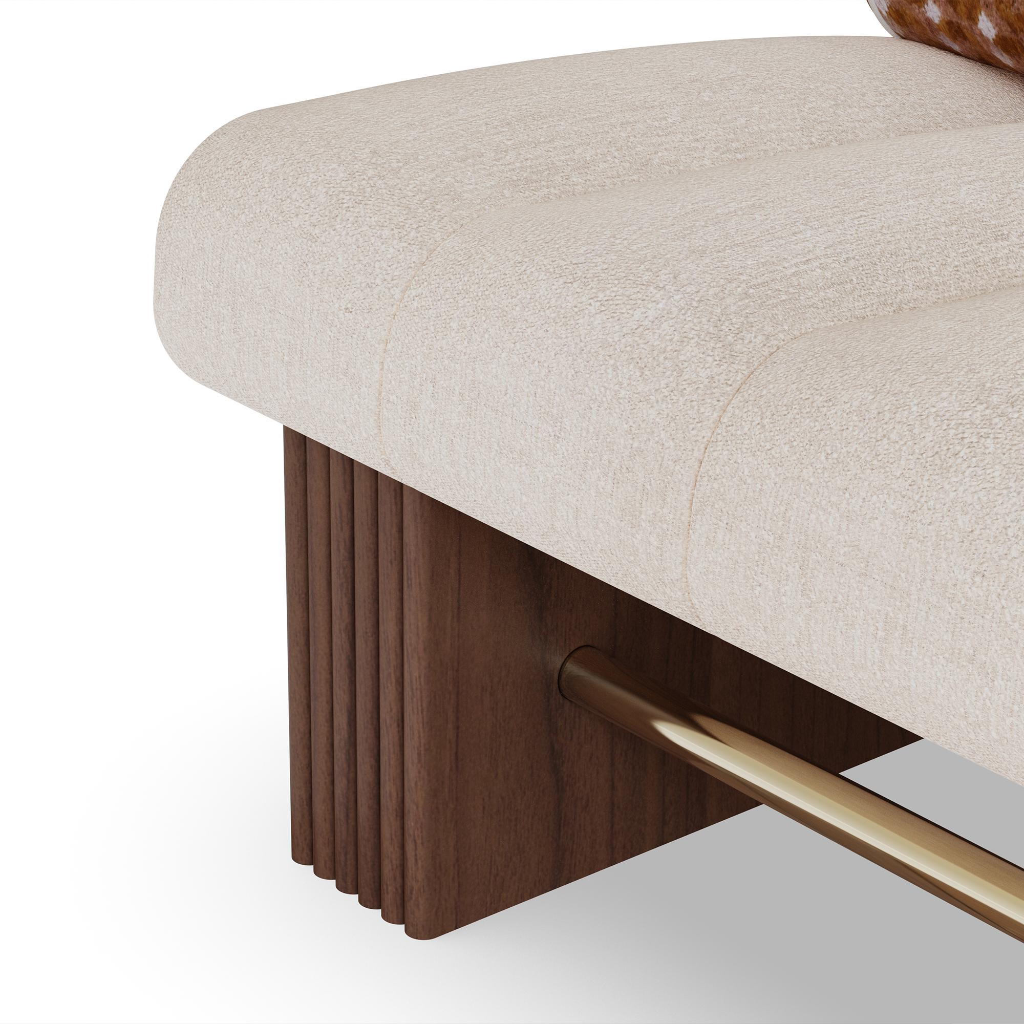 Der Mika Armchair von Nolita Harbour ist ein atemberaubender Vertreter des modernen Luxus, der sowohl Komfort als auch visuelle Attraktivität bietet. Dieser Sessel kombiniert ein schlichtes, minimalistisches Design mit hochwertigen Materialien und