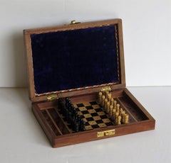 Jeu d'échecs miniature de voyage fait à la main Boîte en noyer marquetée:: vers 1920