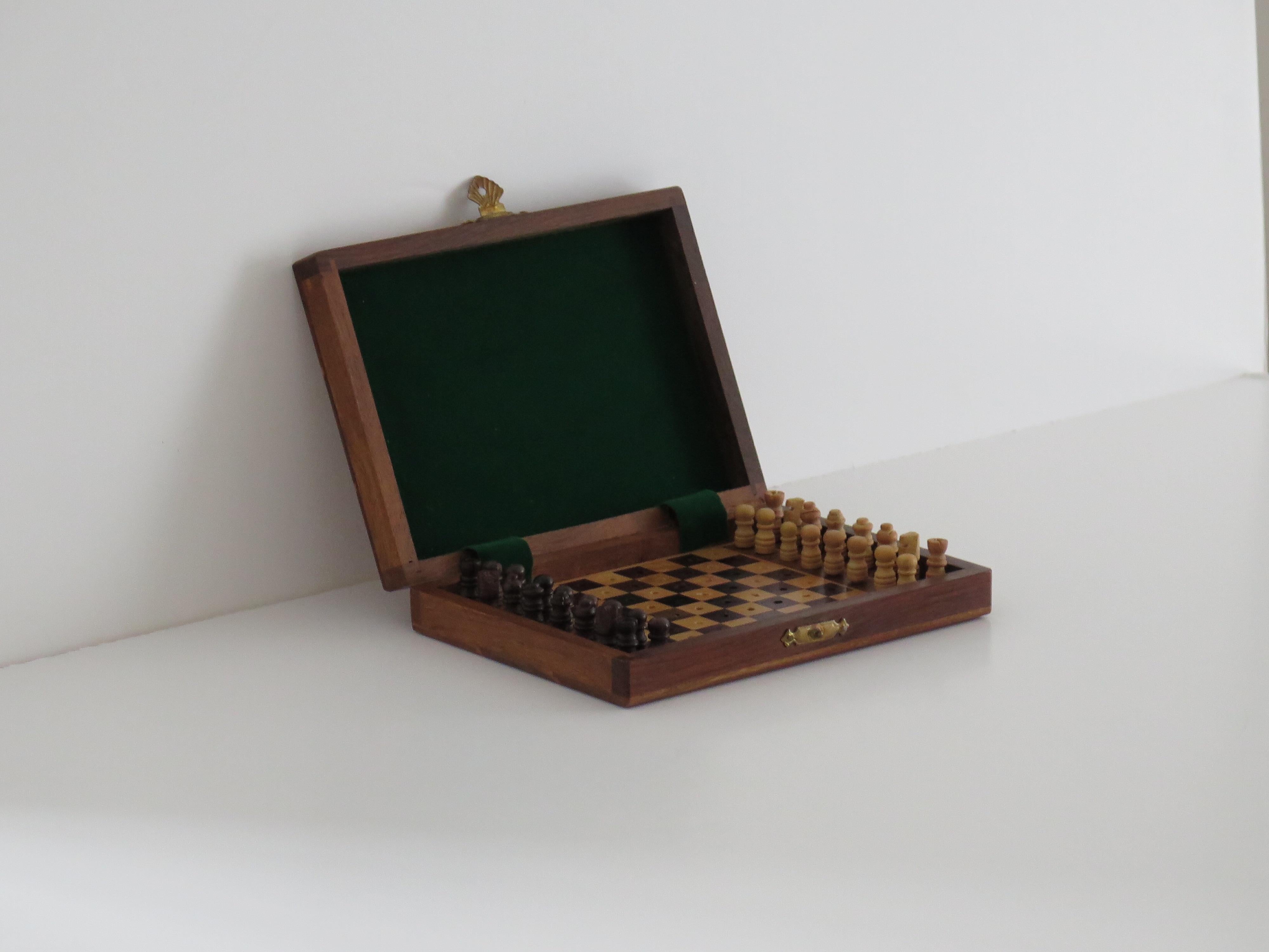 This is a good quality handmade Miniature or travelling wood chess set game of 32 pieces in its own inlaid hardwood box, which we date to the early 20th century, circa 1920.

This piece is all handmade. The chess set is complete with 32 wood pieces