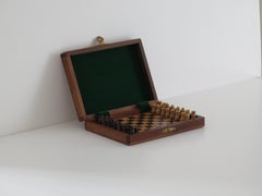 Jeu d'échecs de voyage miniature fait main Boîte de jeu en noyer incrusté, vers 1920