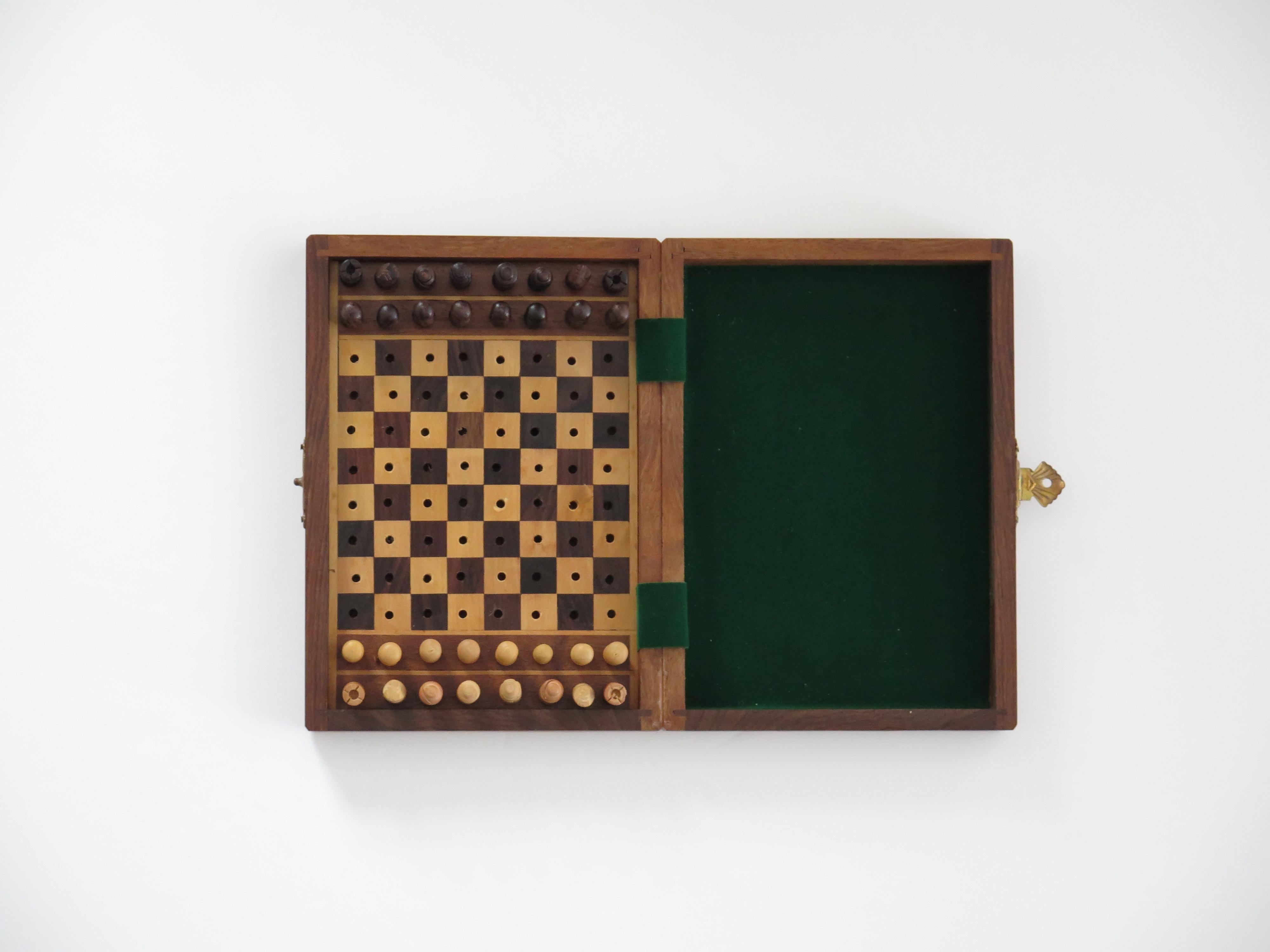 Artisanat Jeu d'échecs de voyage miniature fait main Boîte de jeu en noyer incrusté, vers 1920 en vente