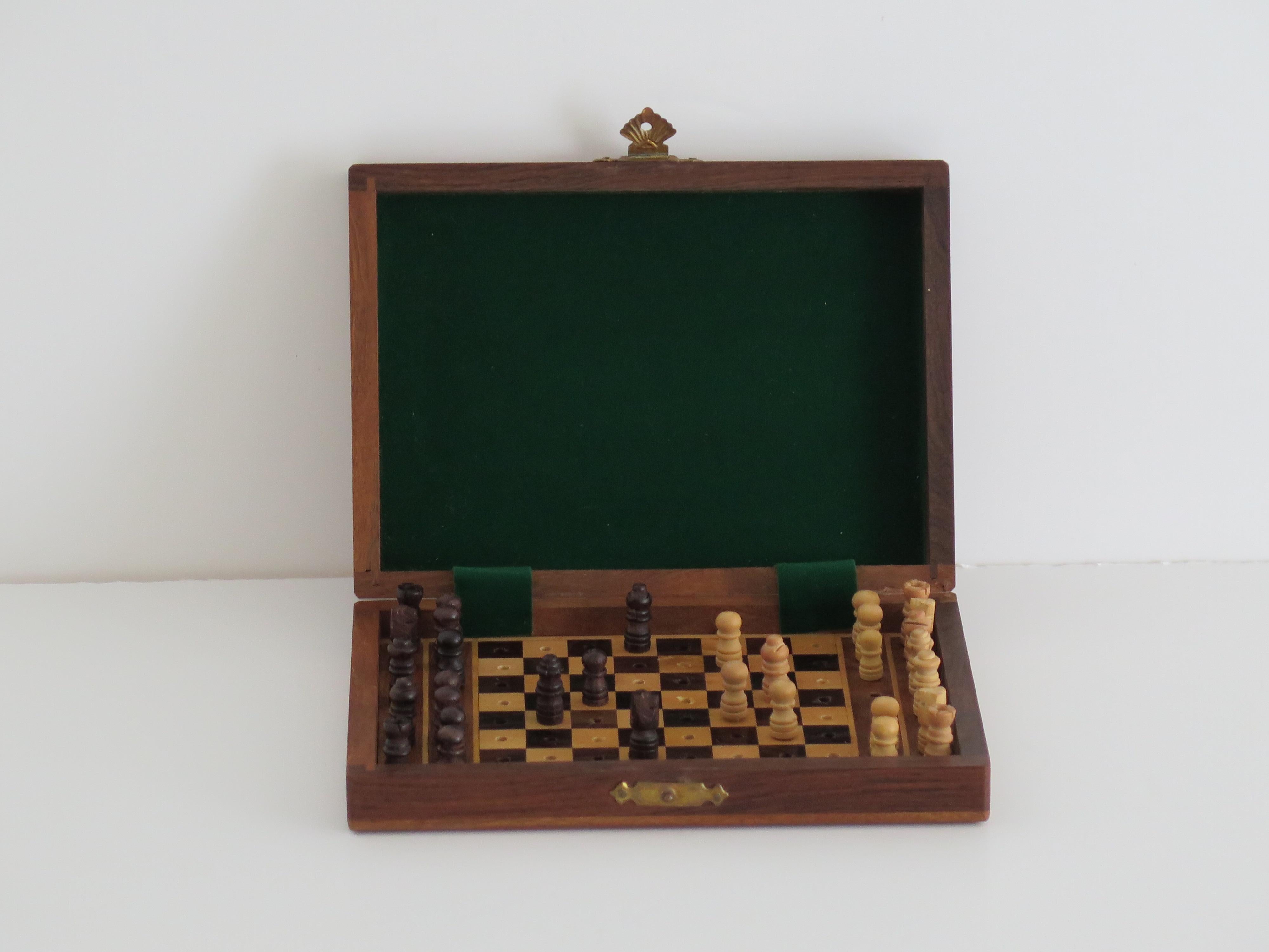 Britannique Jeu d'échecs de voyage miniature fait main Boîte de jeu en noyer incrusté, vers 1920 en vente