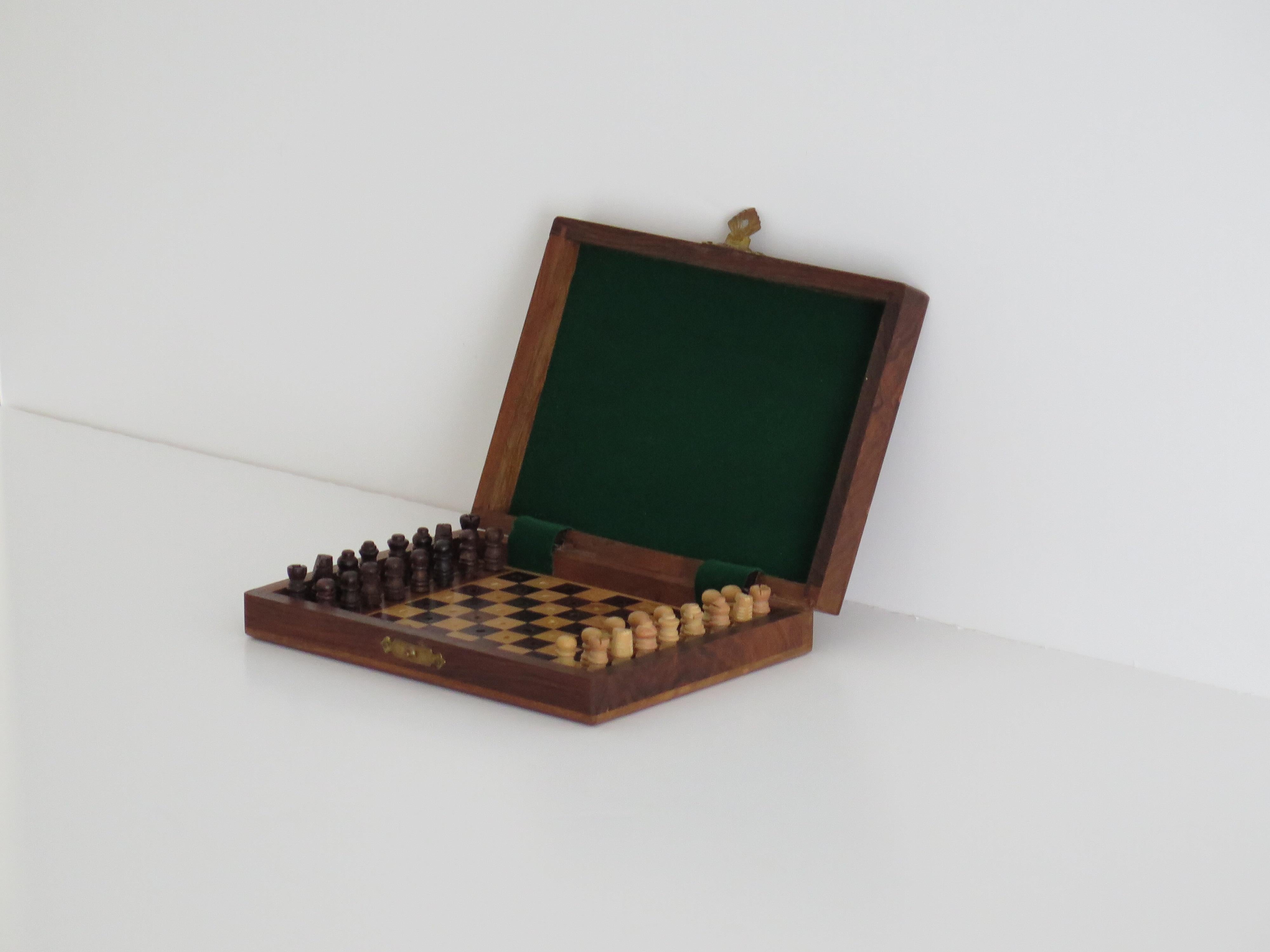 20ième siècle Jeu d'échecs de voyage miniature fait main Boîte de jeu en noyer incrusté, vers 1920 en vente