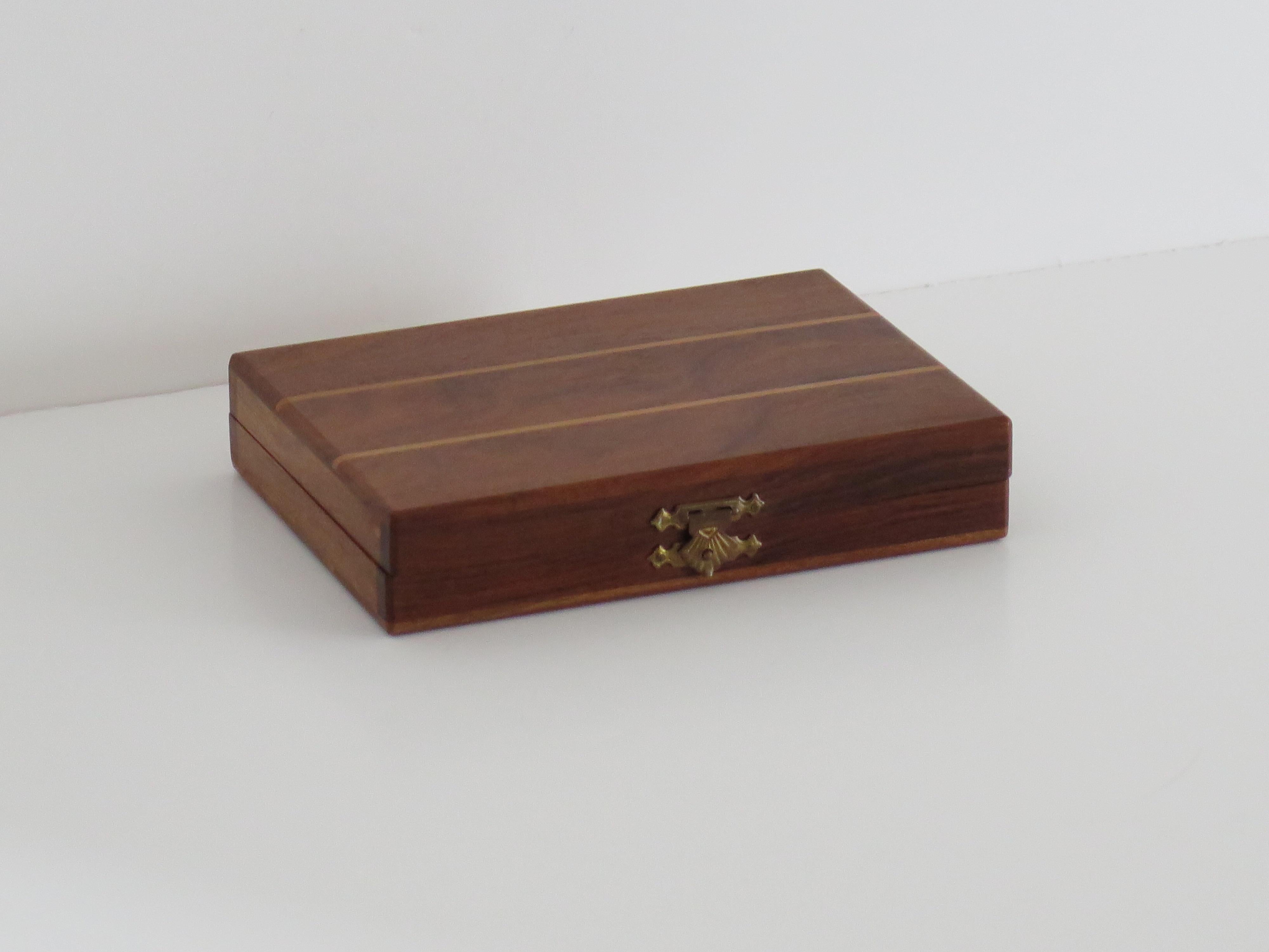 Handmade Miniature Travelling Chess Set Game walnut Inlaid box, circa 1920 In Good Condition For Sale In Lincoln, Lincolnshire