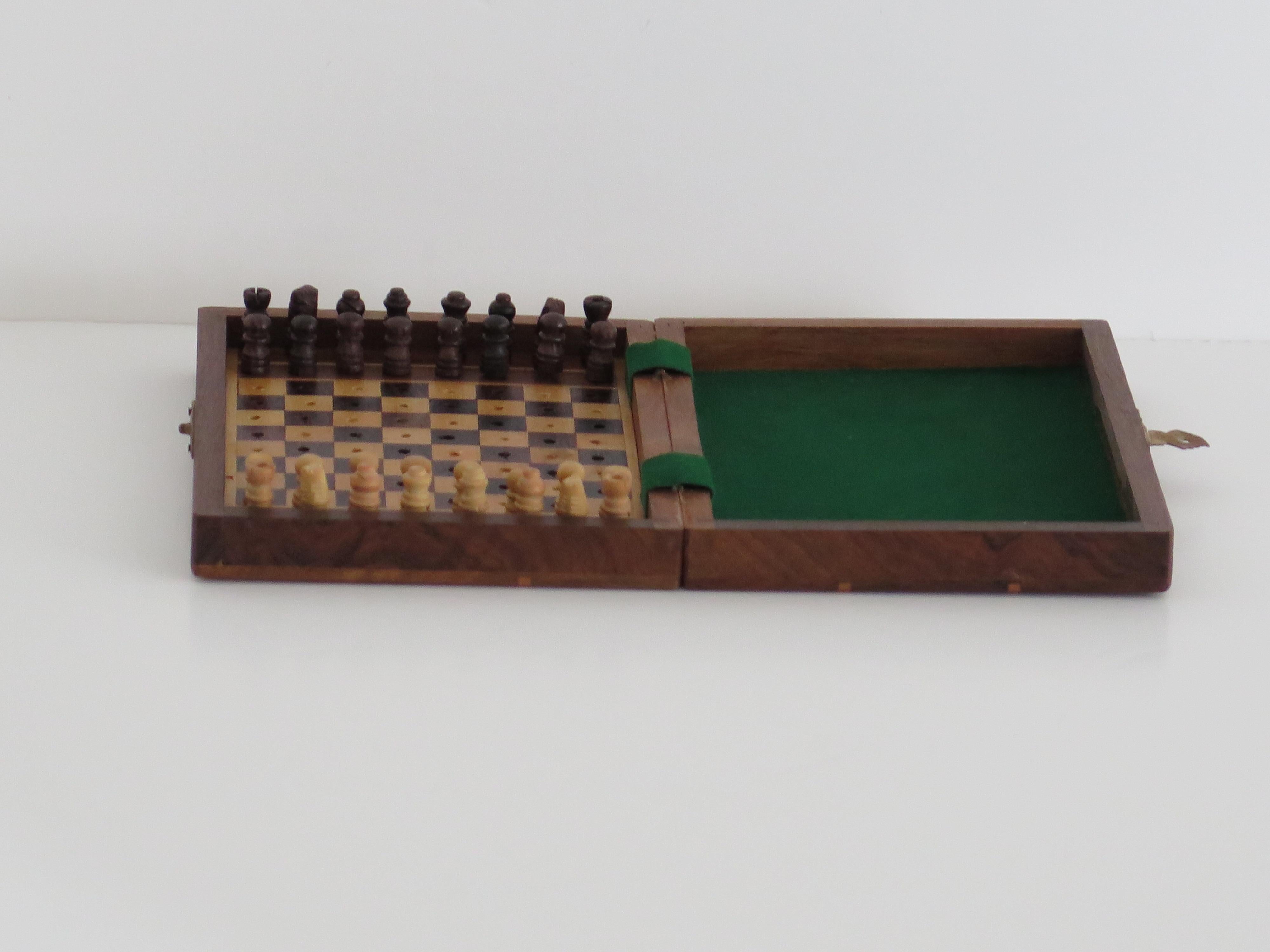 Jeu d'échecs de voyage miniature fait main Boîte de jeu en noyer incrusté, vers 1920 en vente 1