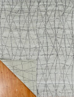 Handgefertigter minimalistischer geometrischer Teppich Beige & Weiches Grau mit dezentem Rautenmuster