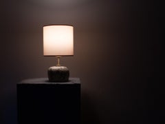 Lampada da tavolo in ceramica in stile boho con paralume minimalista in lino fatto a mano di Maku Ceramic