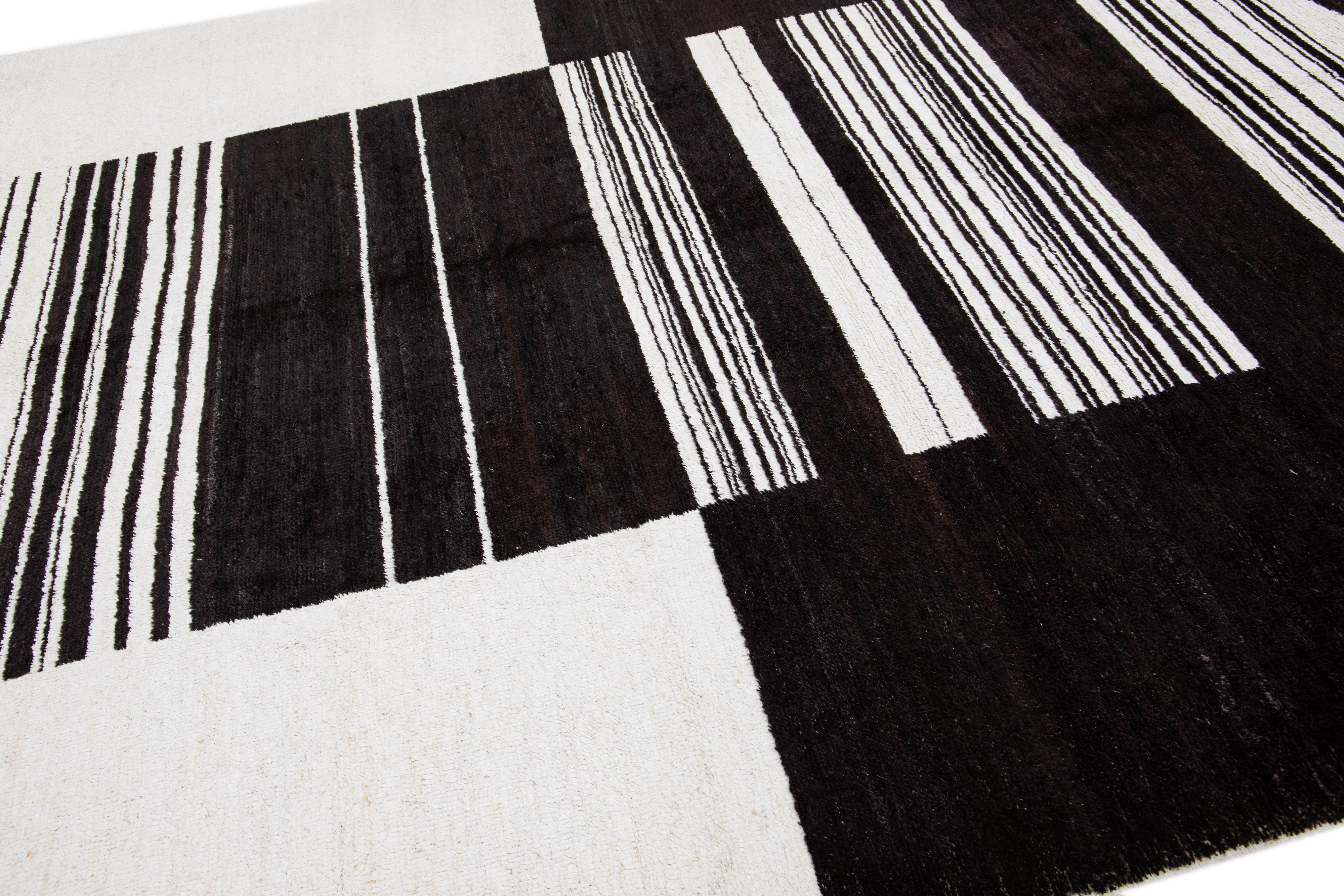 Organic Modern Handmade Minimalist Modern Moroccan Style Wool Rug in Balck & White For Sale