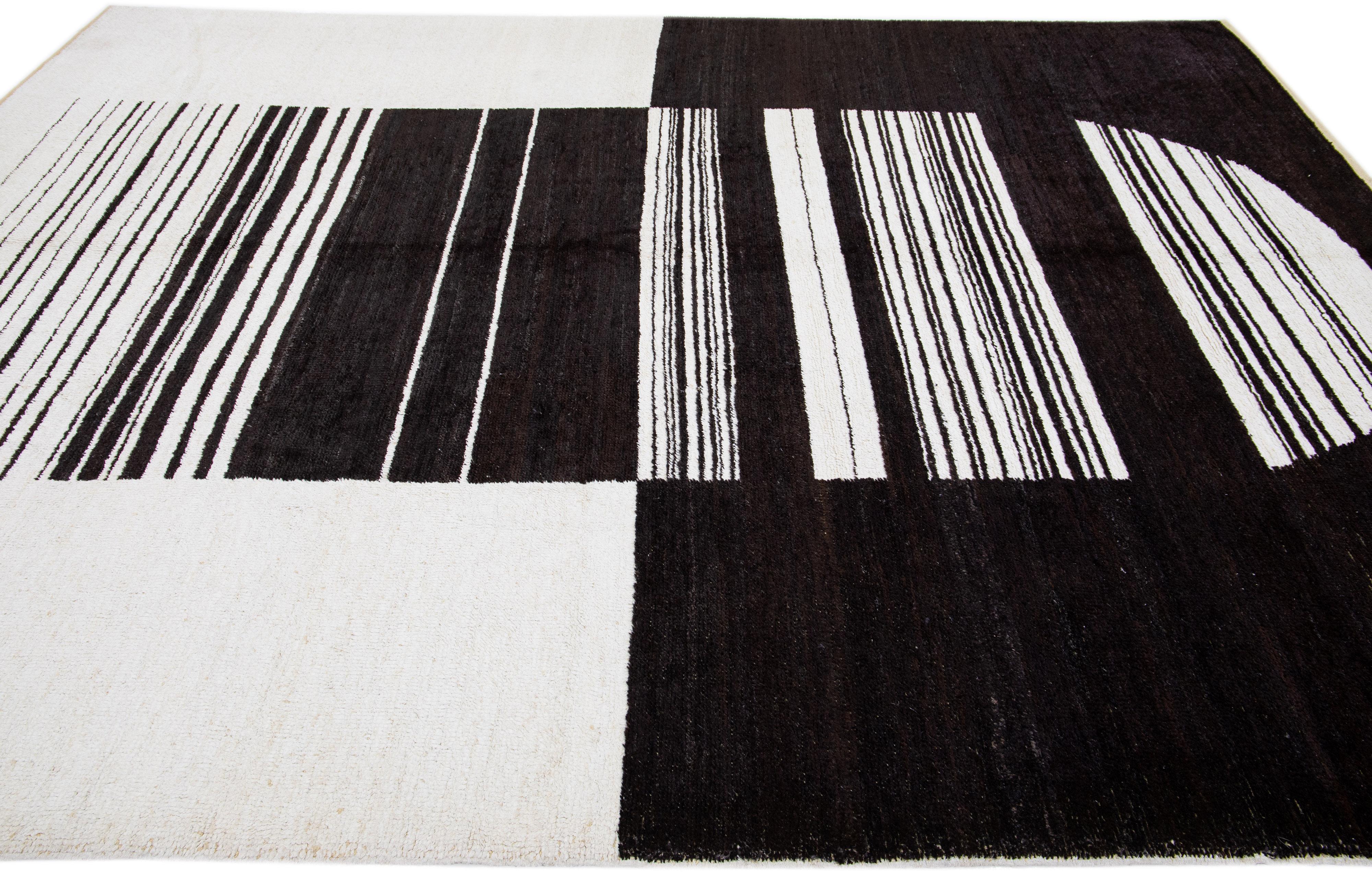 Handgefertigter minimalistischer moderner Wollteppich im marokkanischen Stil in Balck & Weiß (Indisch) im Angebot