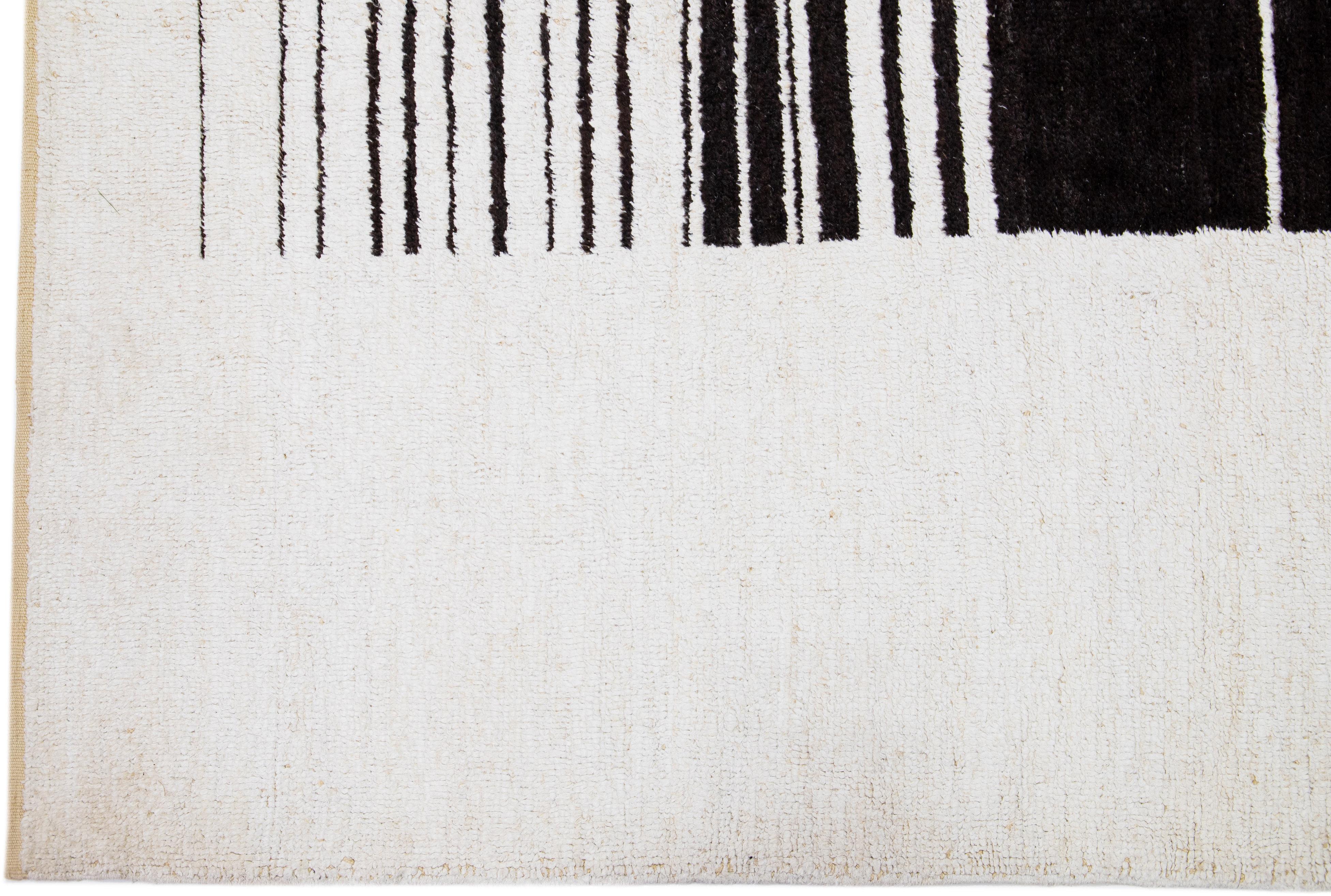 Hand-Knotted Handmade Minimalist Modern Moroccan Style Wool Rug in Balck & White For Sale