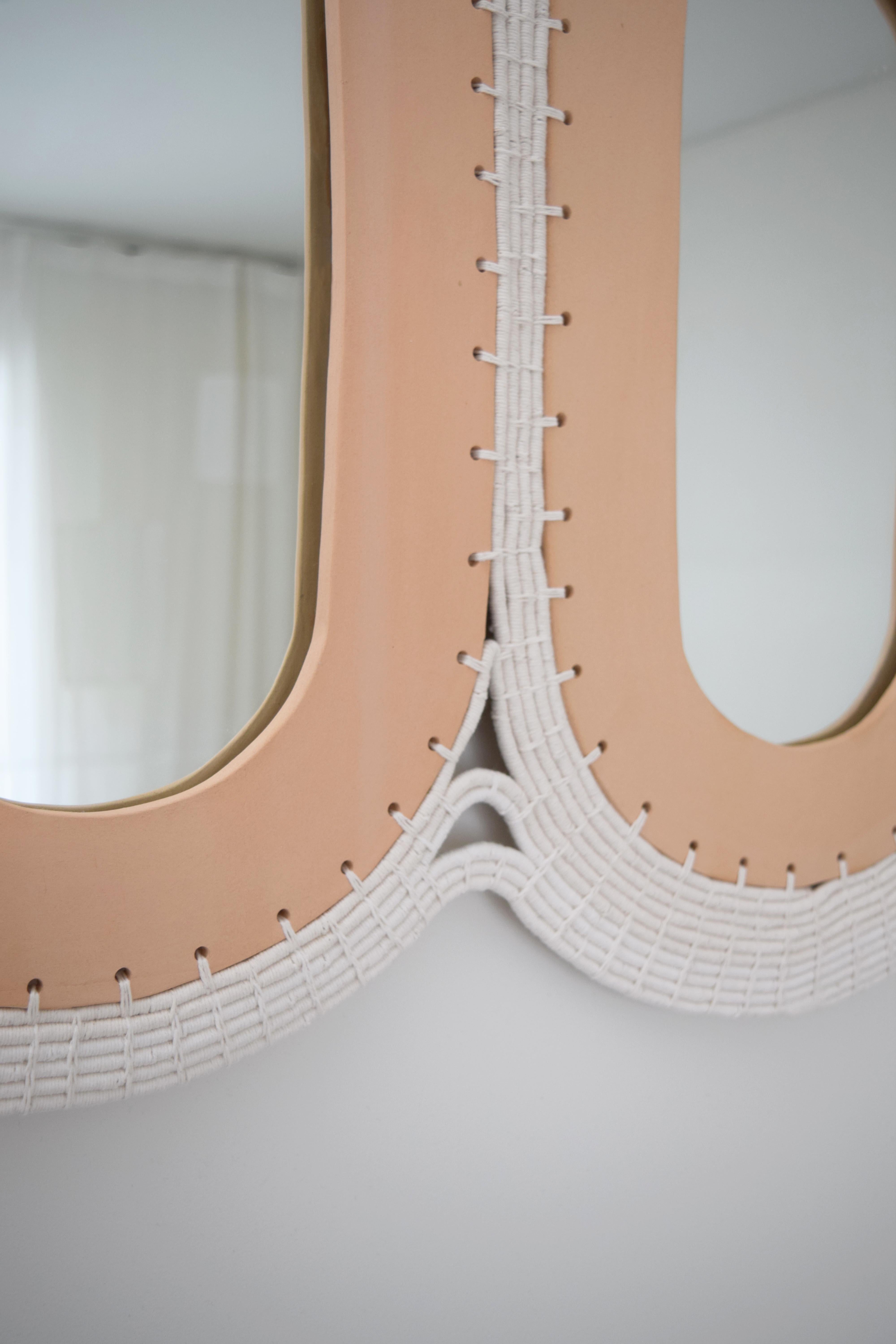 Organique Miroir fait main #801, céramique avec contour en coton tissé, options personnalisées en vente