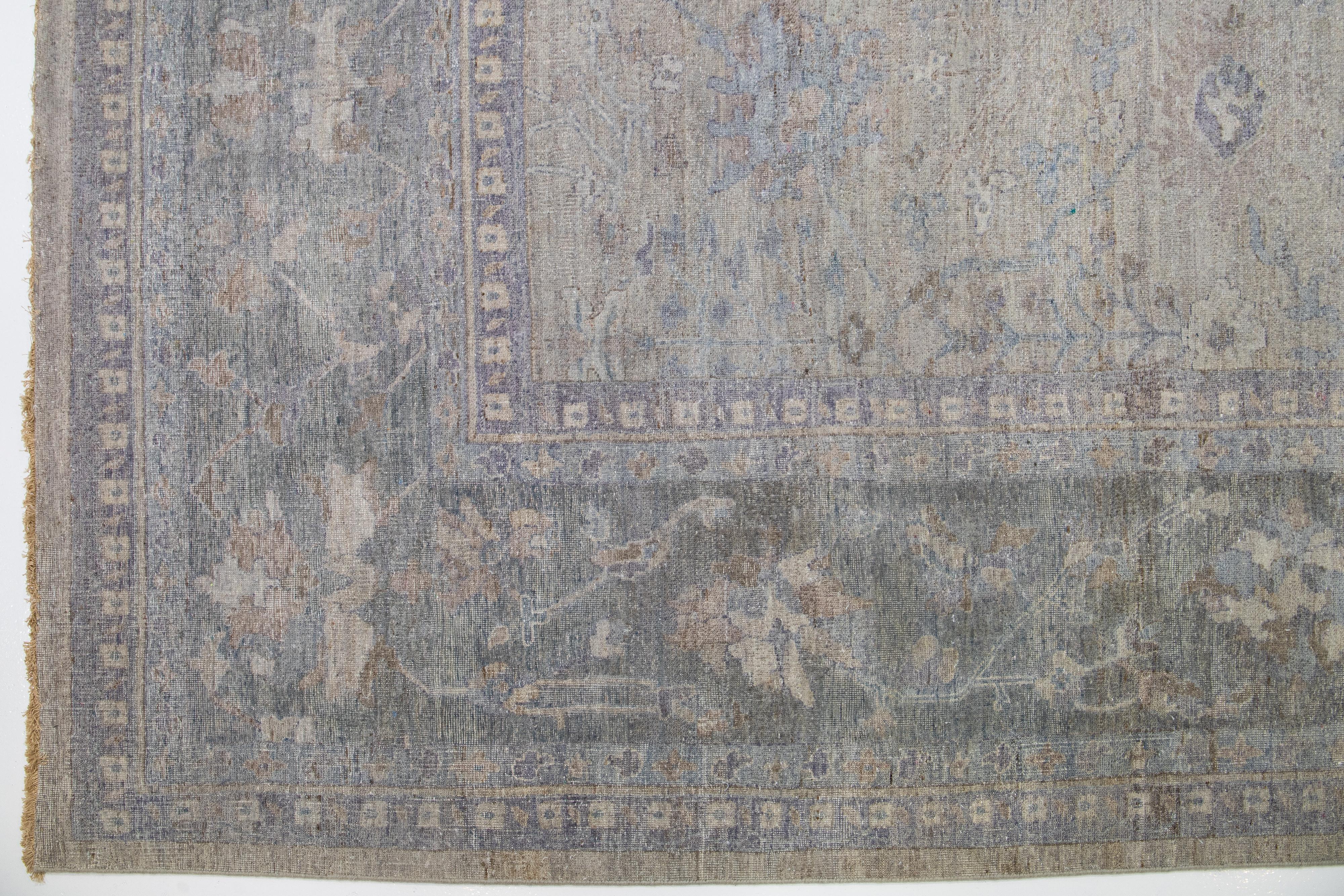 Handgefertigter moderner indischer Wollteppich aus der Kunsthandwerkskollektion in Hellgrau von Apadana im Angebot 4
