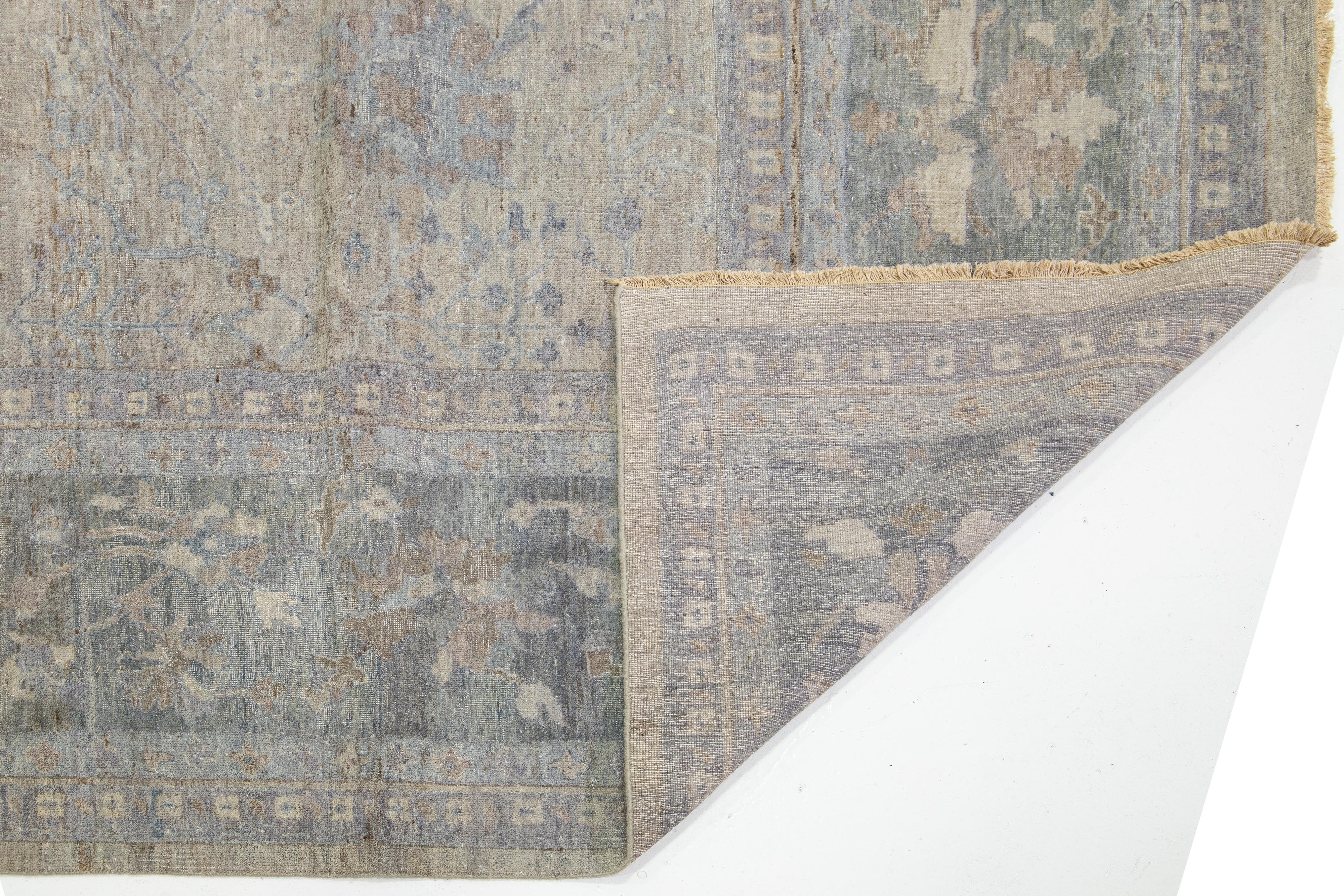 Handgefertigter moderner indischer Wollteppich aus der Kunsthandwerkskollektion in Hellgrau von Apadana im Angebot 6