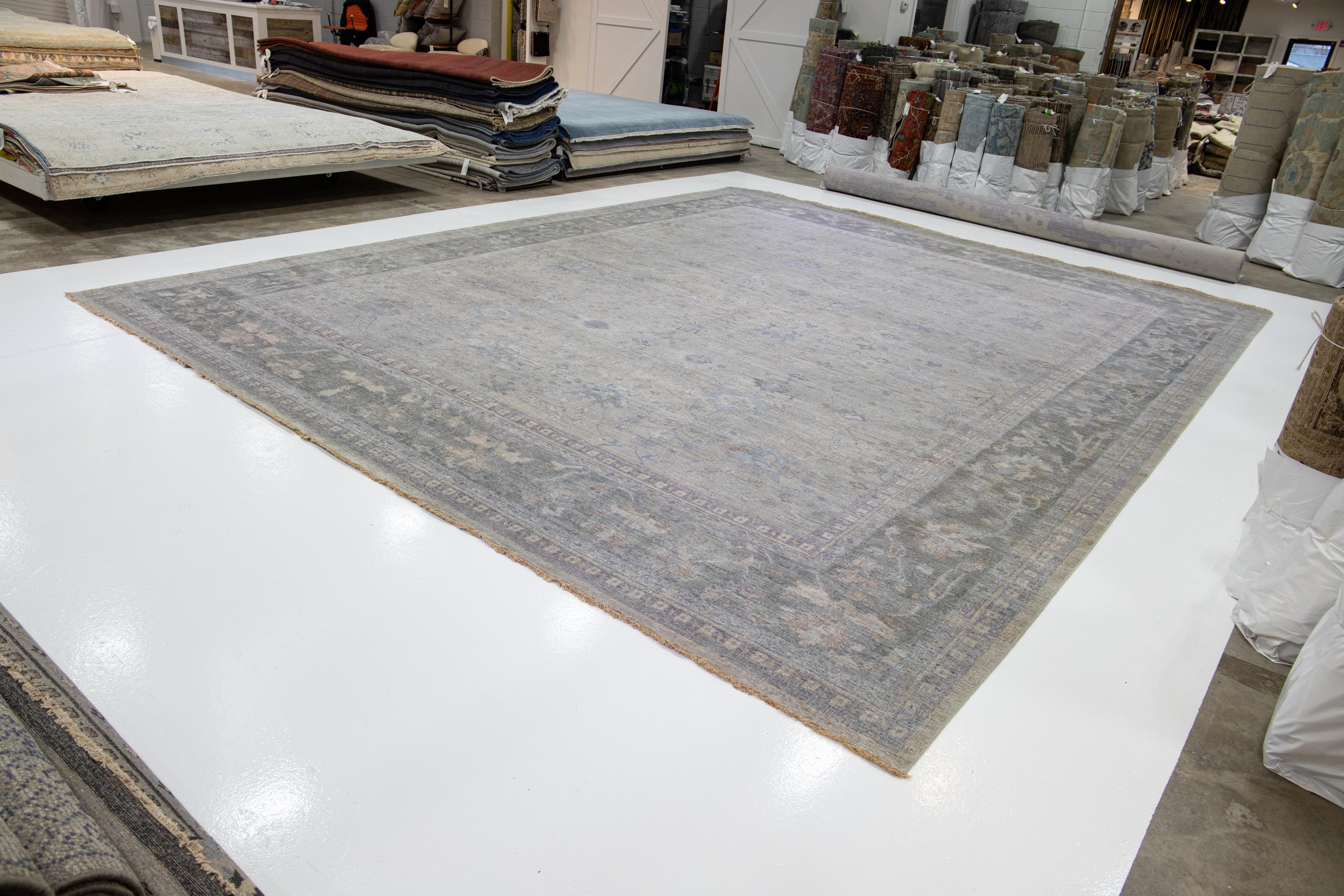 Handgefertigter moderner indischer Wollteppich aus der Kunsthandwerkskollektion in Hellgrau von Apadana (Moderne) im Angebot