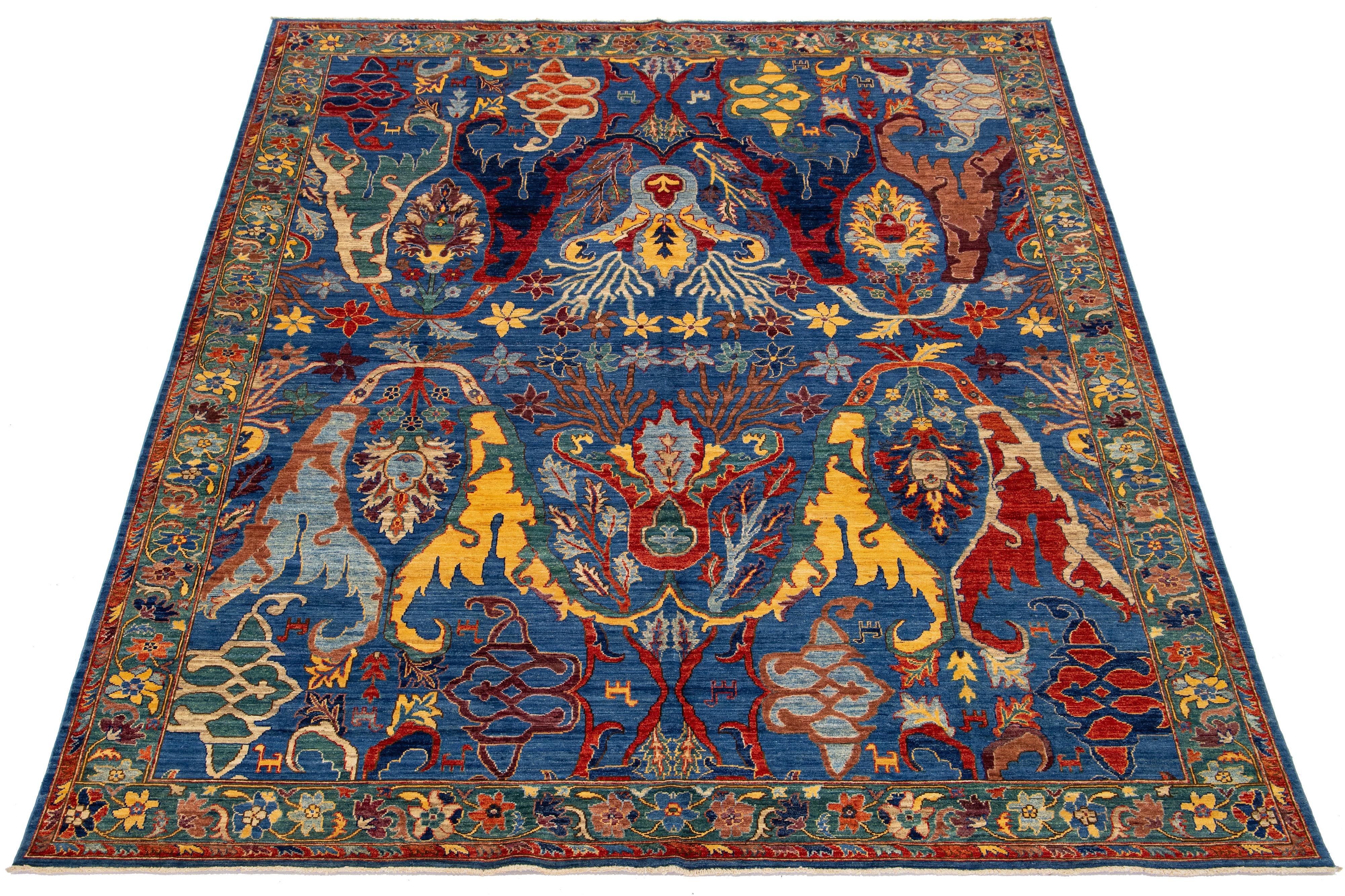 Ce tapis exquis met en valeur le savoir-faire intemporel du style Bidjar, méticuleusement tissé à la main à partir de laine de première qualité. Sa riche teinte bleu clair est complétée par un captivant design multicolore, ce qui en fait un ajout