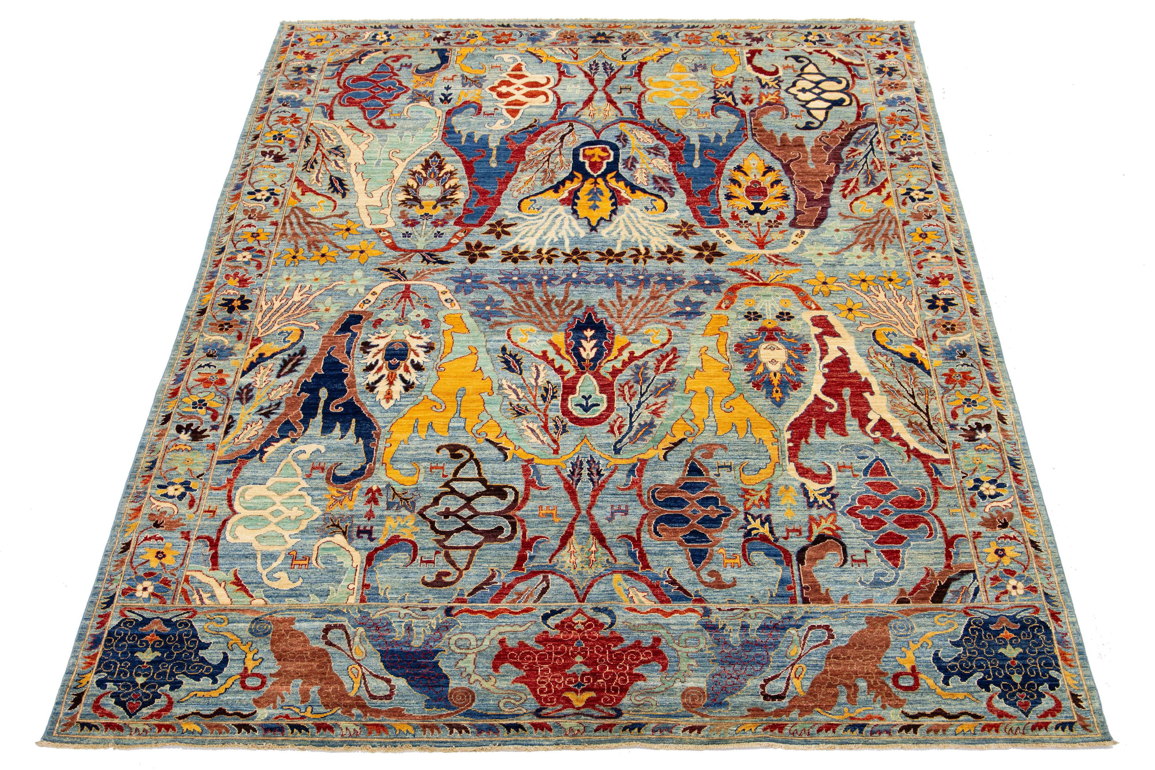 Questo splendido tappeto mette in mostra la maestria senza tempo dello stile Bidjar, meticolosamente intrecciato a mano con lana pregiata. La sua ricca tonalità di azzurro è completata da un accattivante design multicolore, che la rende un'aggiunta