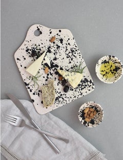 Tavola da formaggio in ceramica Rock fatta a mano - Splatterware bianco e nero