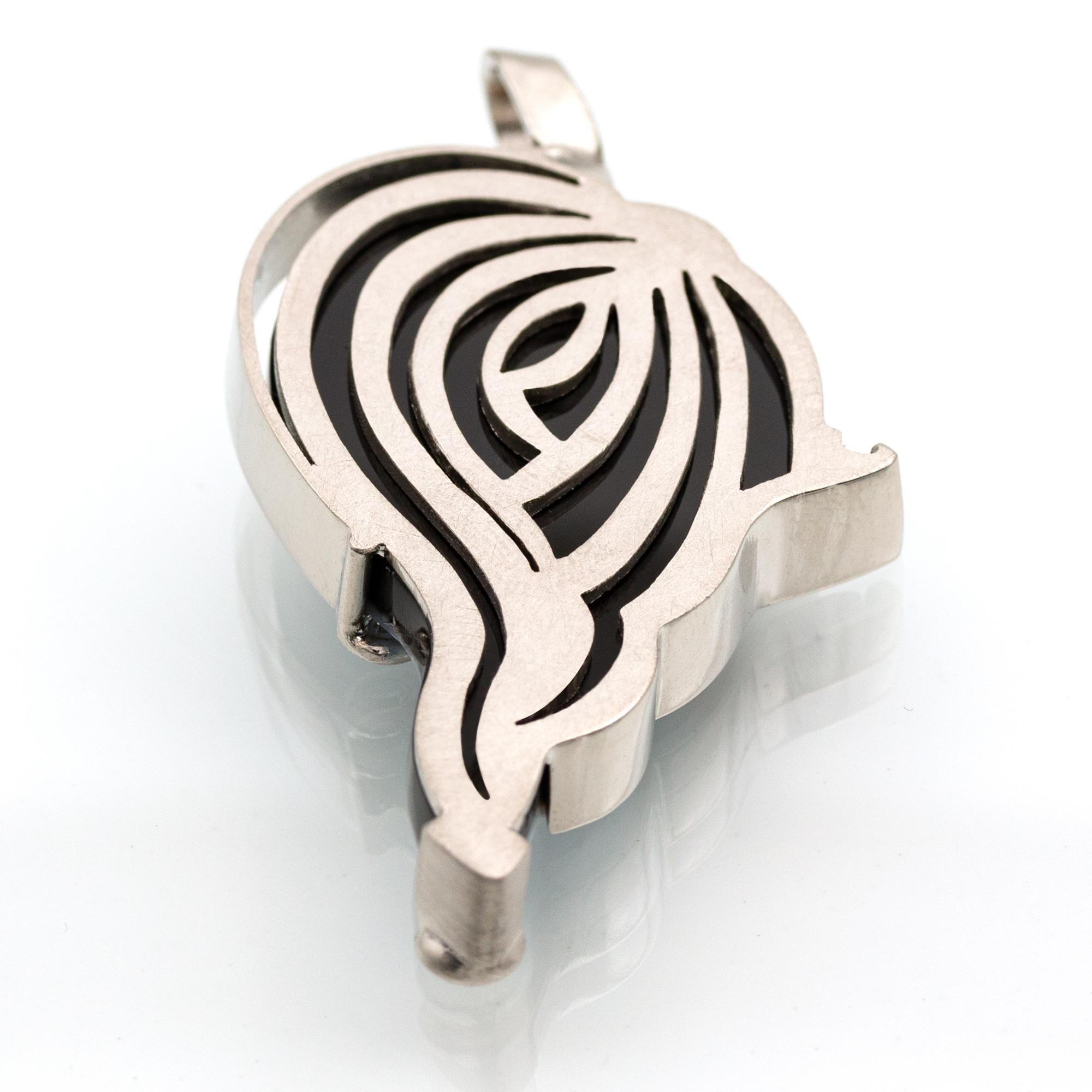 Taglio brillante Ciondolo cammeo moderno fatto a mano in platino Brilliante da 0,22 carati in vendita