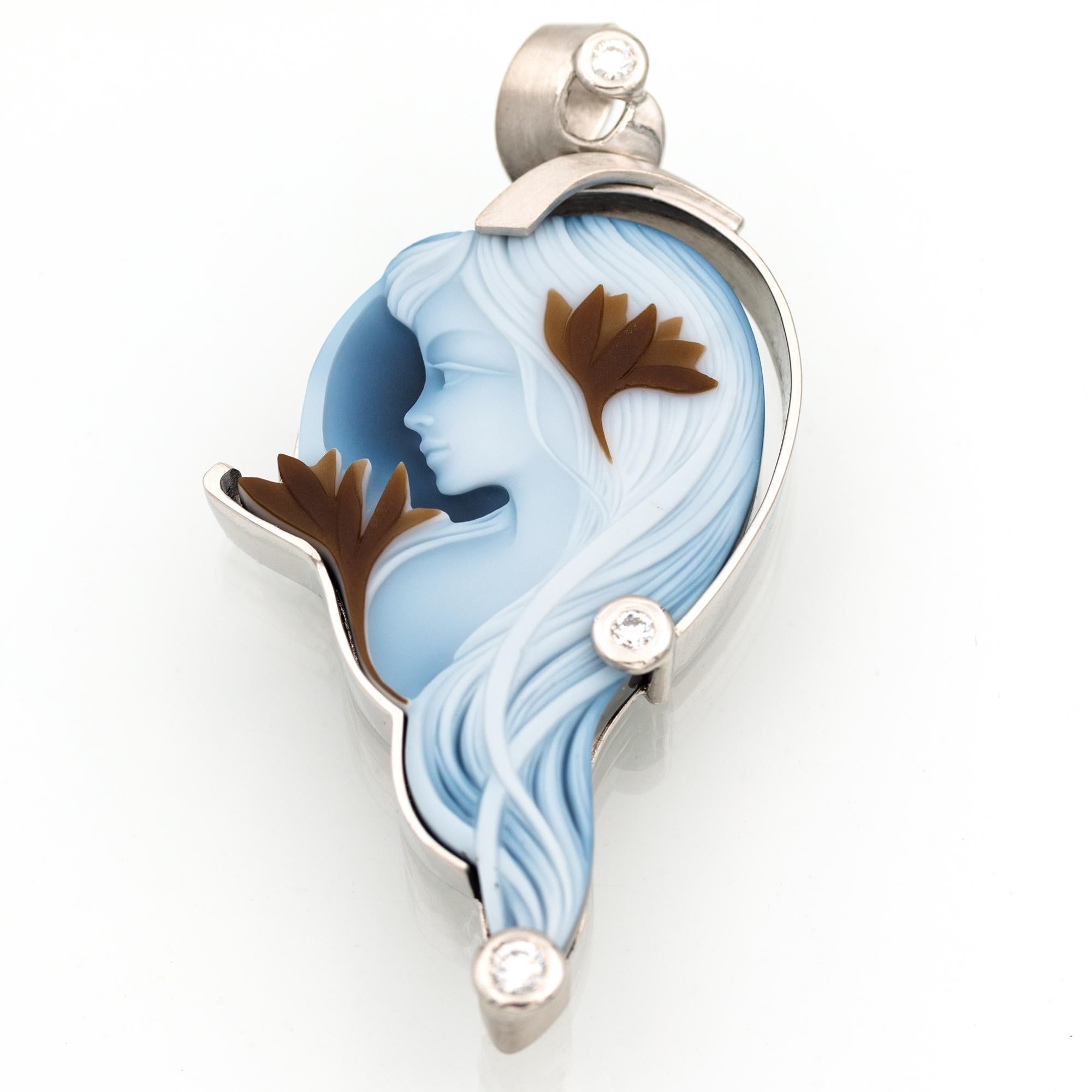 Donna Ciondolo cammeo moderno fatto a mano in platino Brilliante da 0,22 carati in vendita