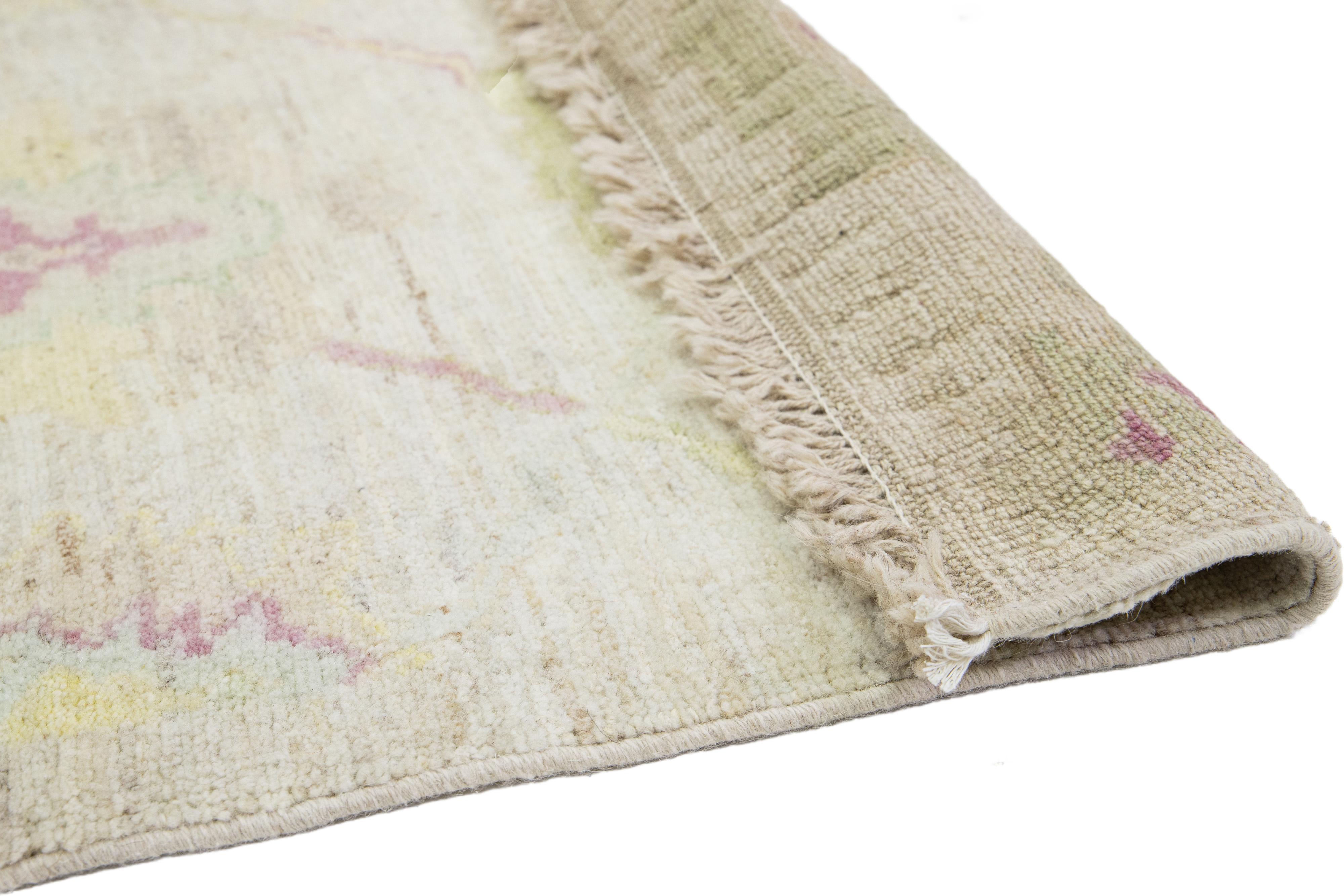 Handgefertigter moderner türkischer Oushak-Woll-Läufer in Beige in Handarbeitung (Türkisch) im Angebot