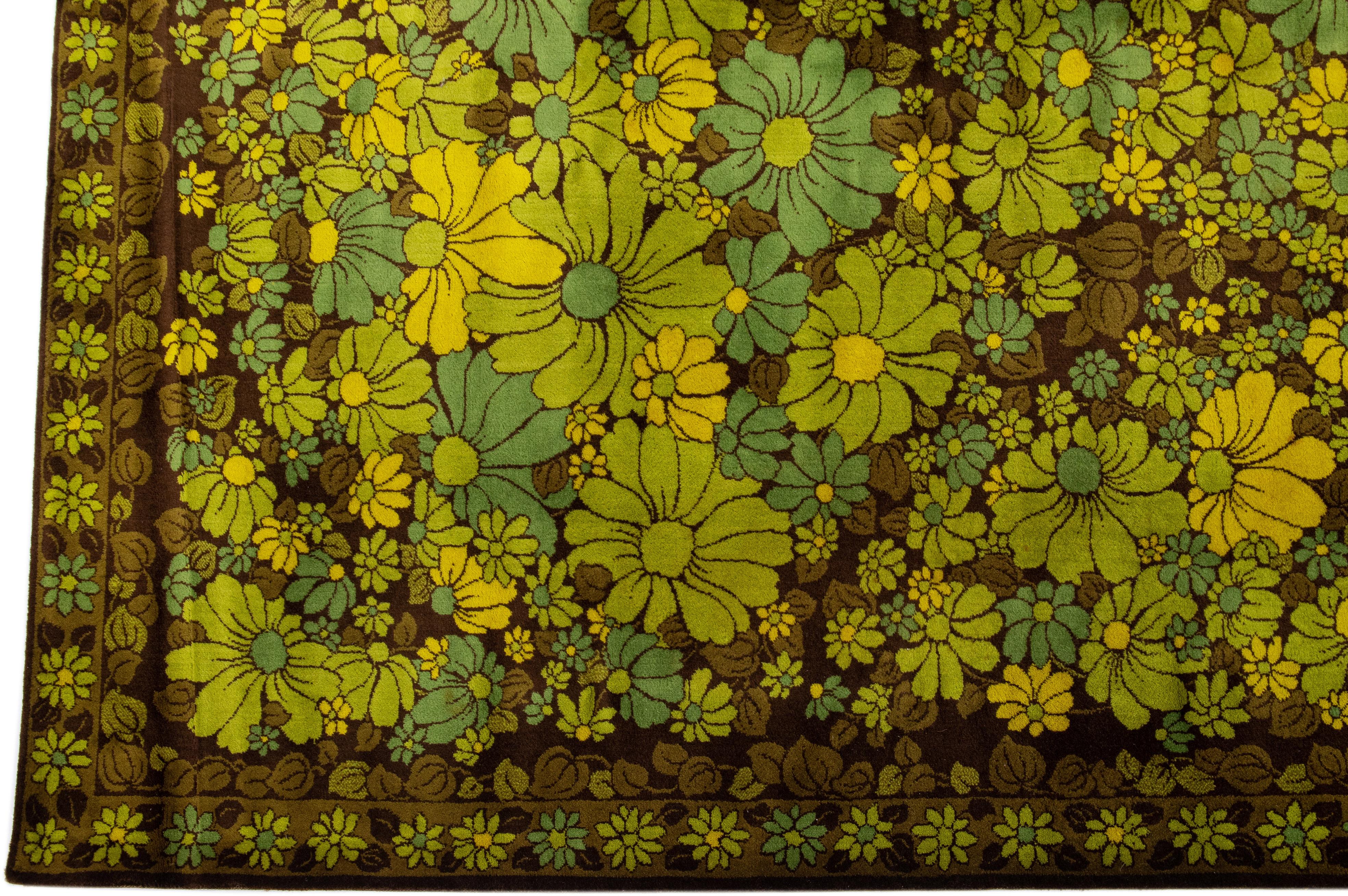 Noué à la main Tapis en laine vintage Art & Crafts à motifs floraux verts, fait à la main en vente