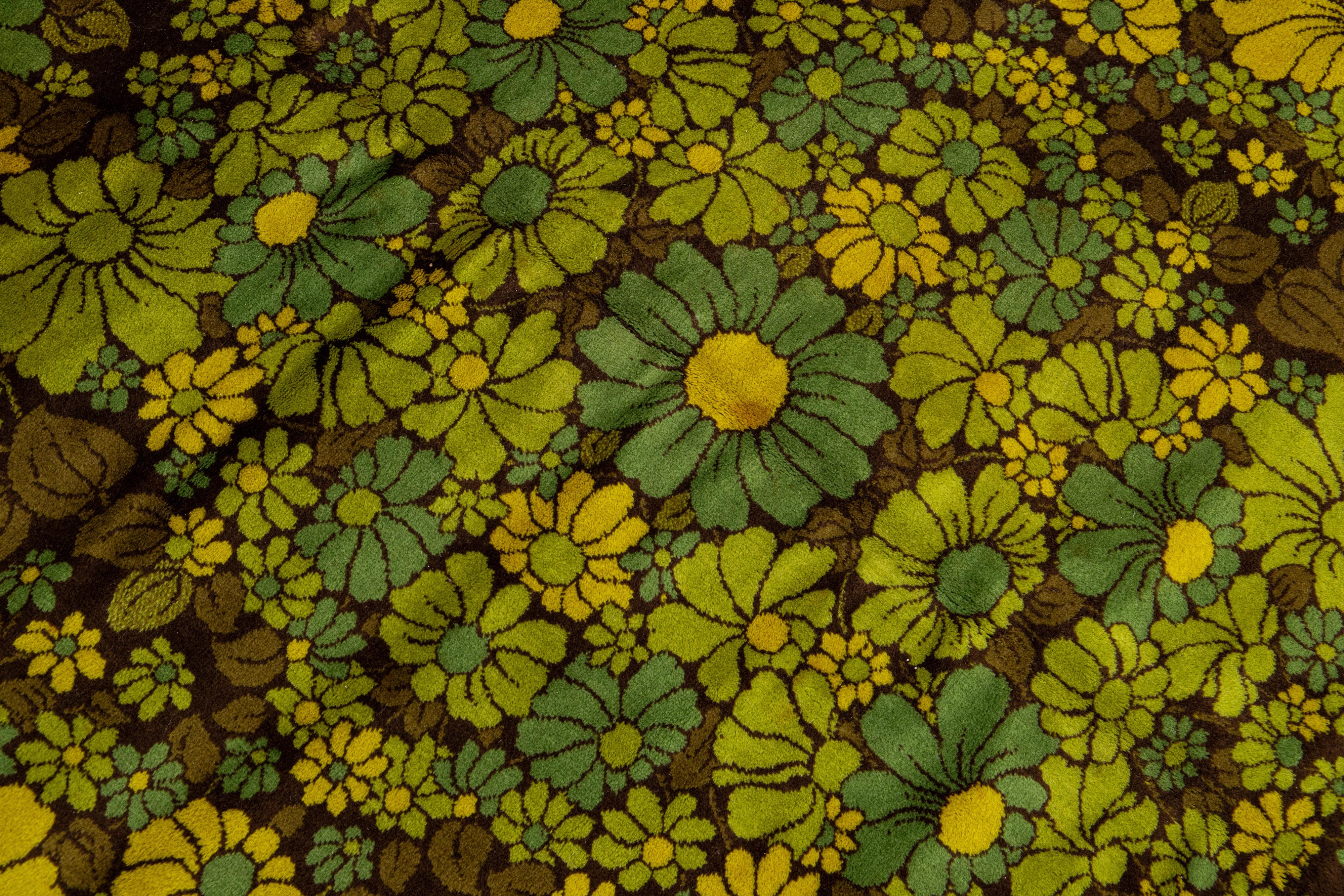 Tapis en laine vintage Art & Crafts à motifs floraux verts, fait à la main Excellent état - En vente à Norwalk, CT