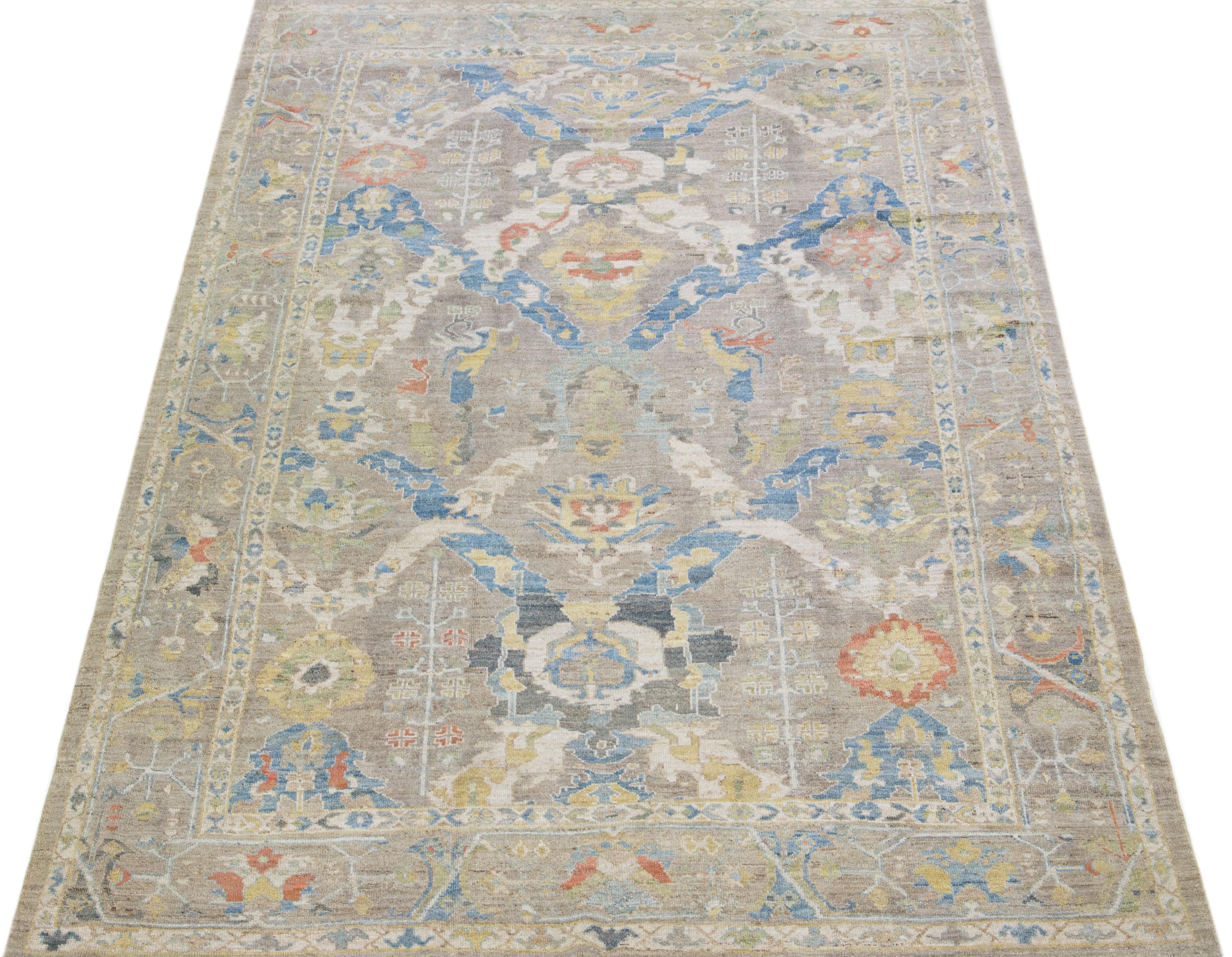 Schöner moderner Sultanabad Teppich aus handgeknüpfter Wolle mit beigem Farbfeld. Dieser Teppich hat einen gestalteten Rahmen mit mehrfarbigen Akzenten in einem wunderschönen floralen Allover-Muster.

Dieser Teppich misst: 8'6