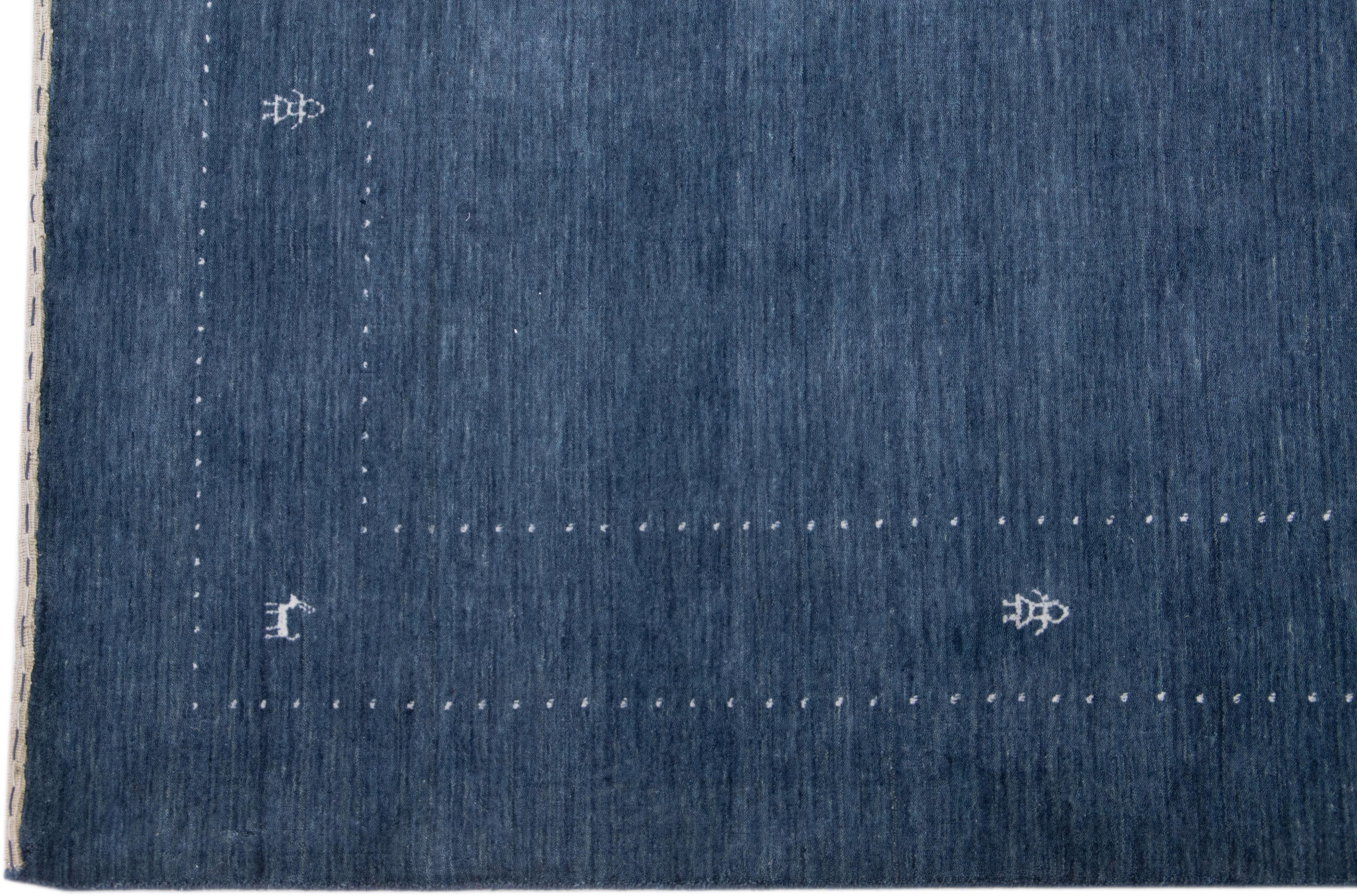 Handgefertigter moderner blauer Wollteppich im Gabbeh-Stil mit minimalistischem Motiv (Handgewebt) im Angebot