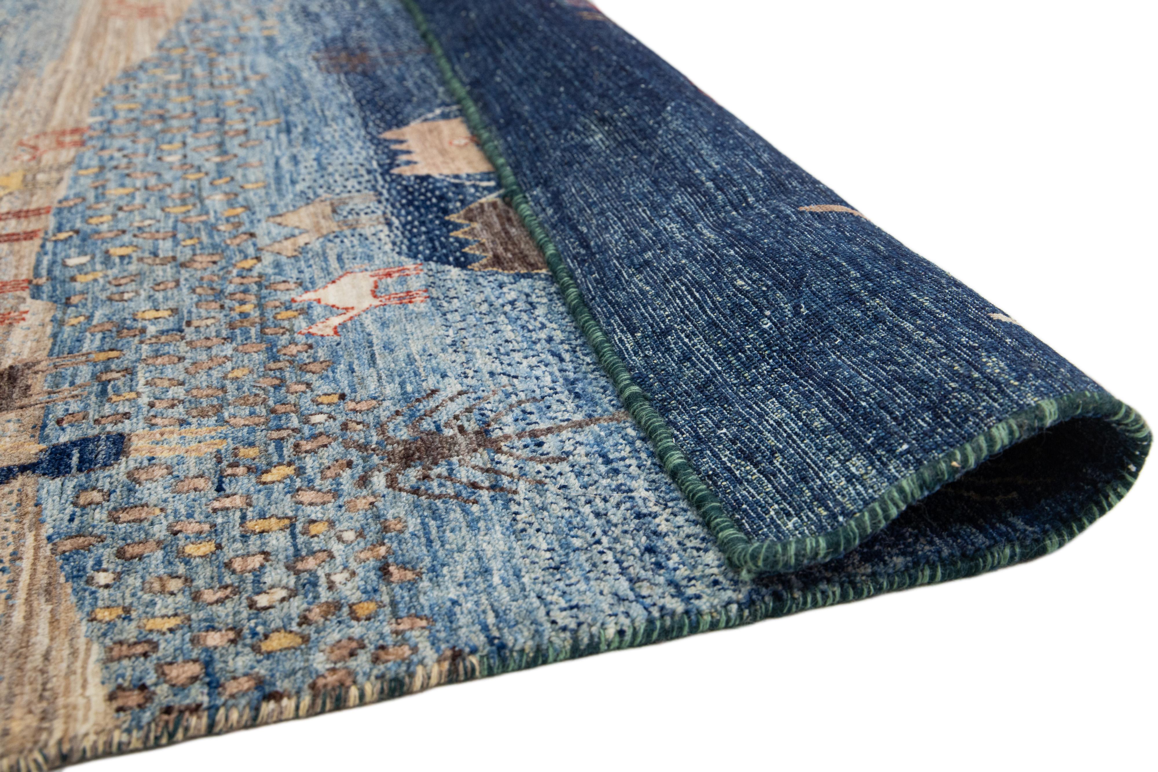 Moderne Tapis moderne en laine de style Gabbeh en bleu avec motif pictural en vente