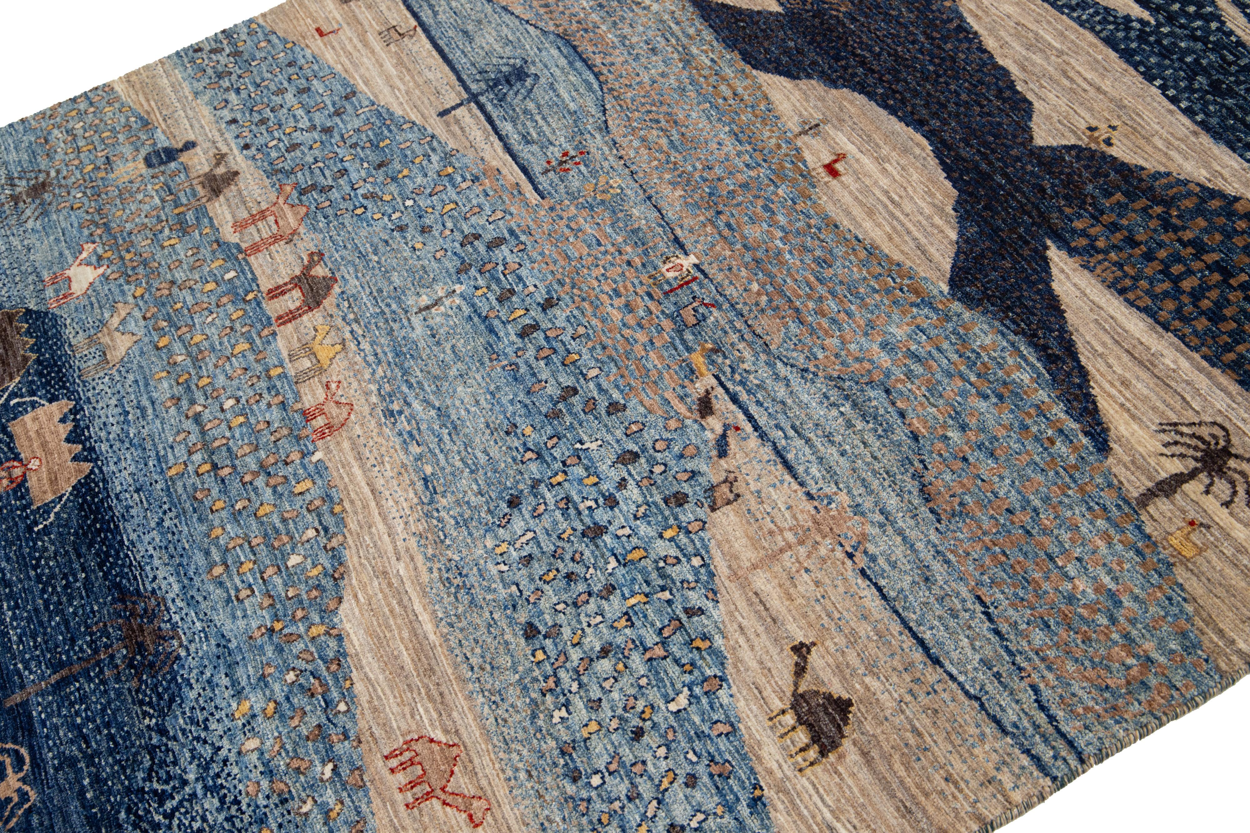 Indien Tapis moderne en laine de style Gabbeh en bleu avec motif pictural en vente