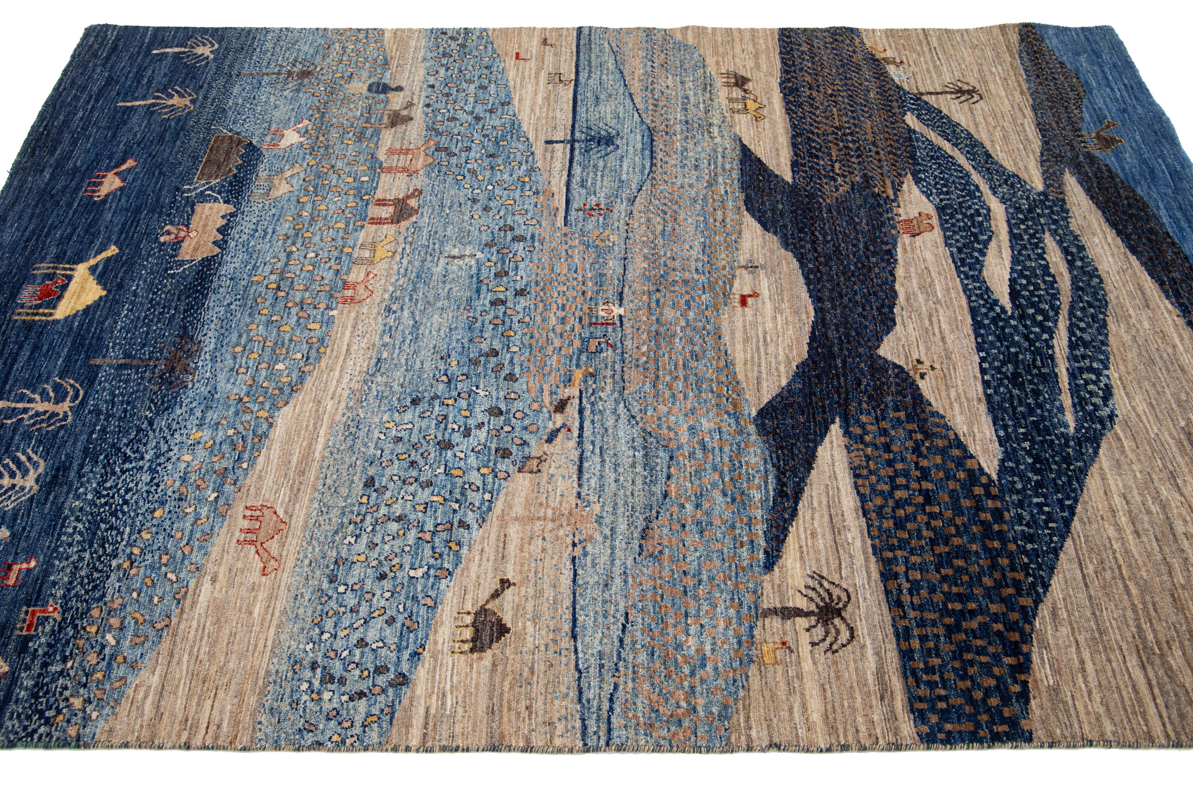 Tissé à la main Tapis moderne en laine de style Gabbeh en bleu avec motif pictural en vente
