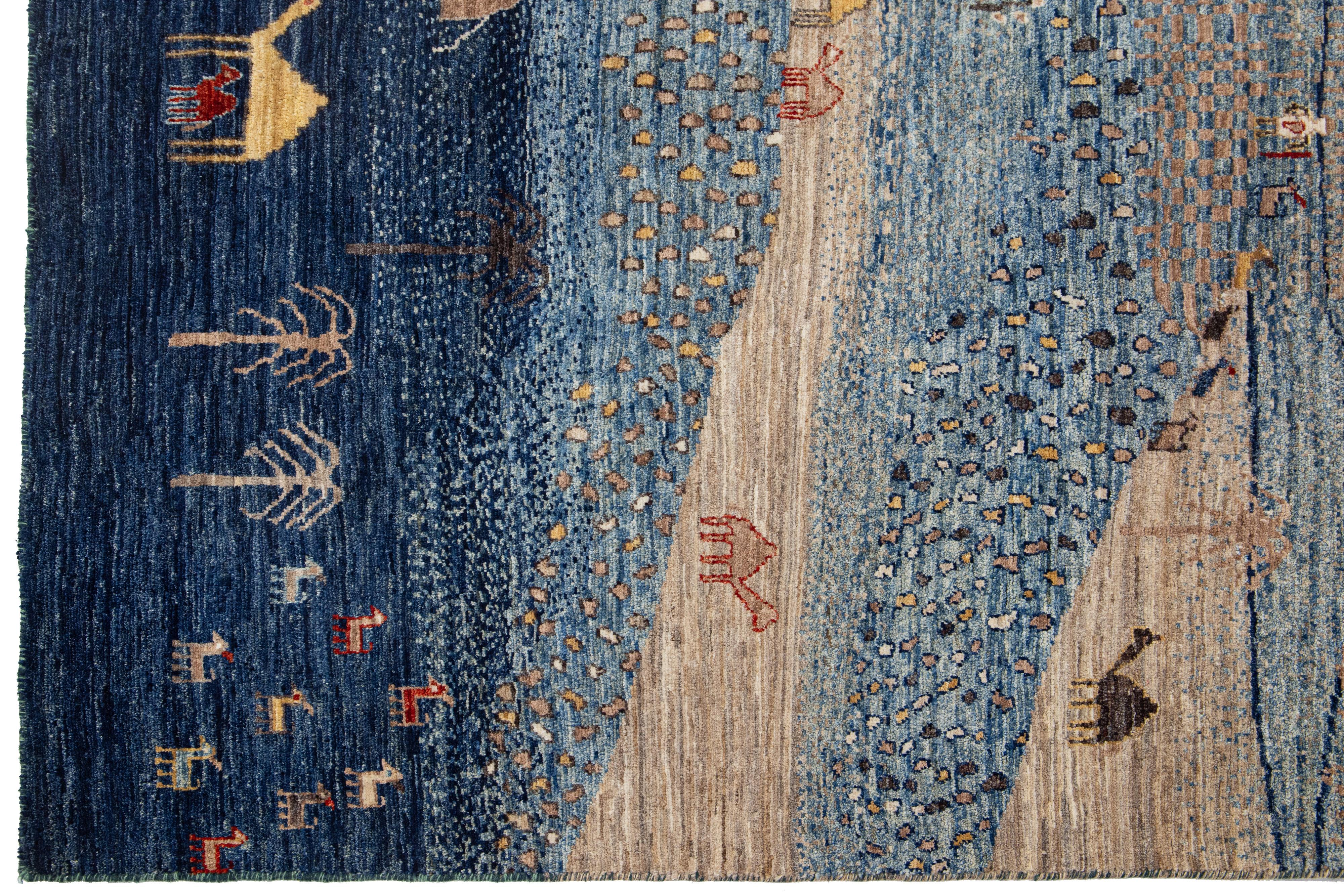 Tapis moderne en laine de style Gabbeh en bleu avec motif pictural Neuf - En vente à Norwalk, CT