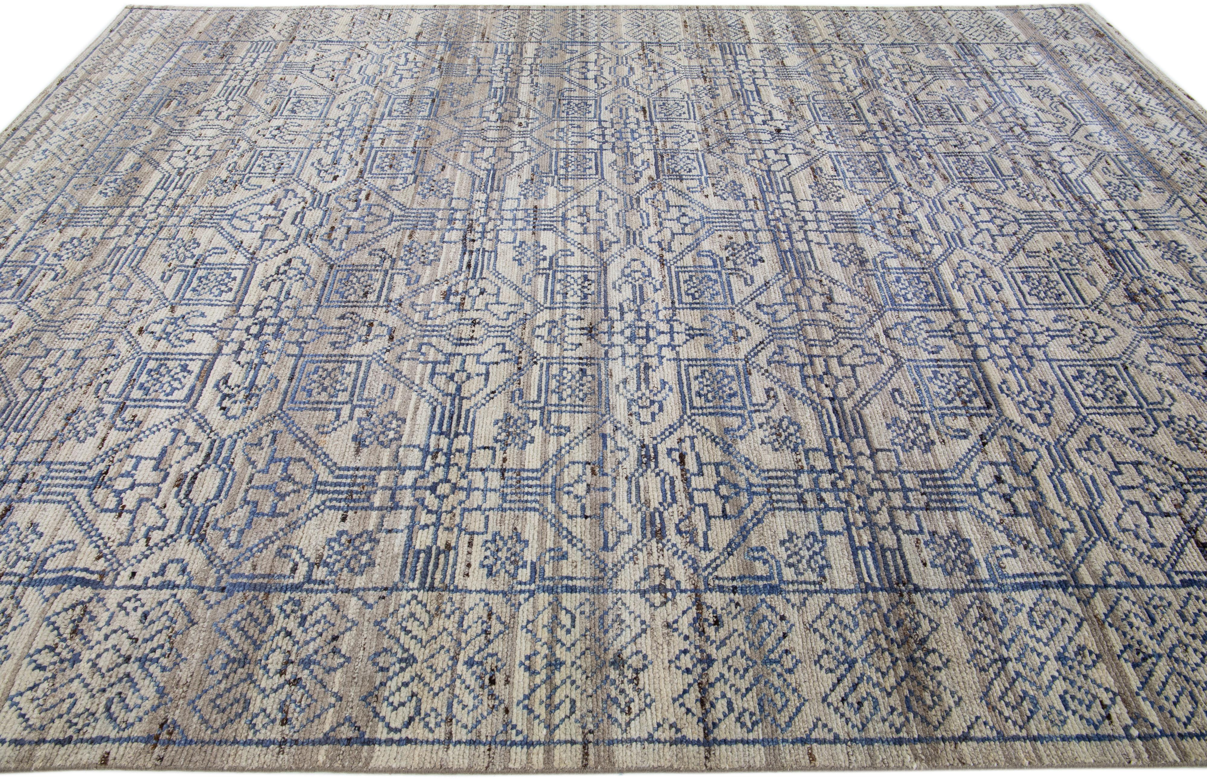 Handgefertigter moderner grauer indischer Wollteppich mit geometrischem Muster von Apadana (Indisch) im Angebot